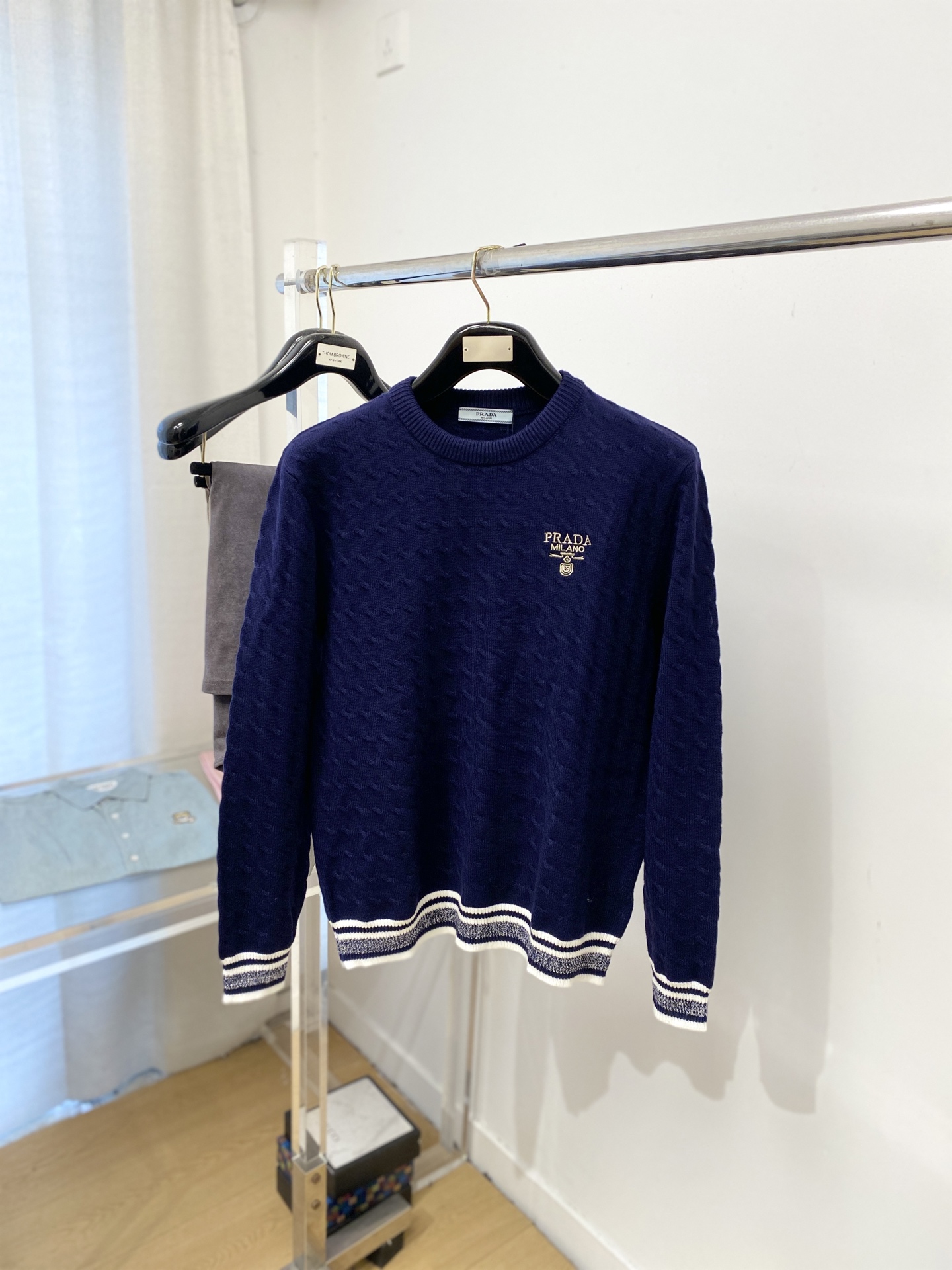 NO:683022,Prada, 2025 new woolen sweaters have a delicate and soft feel that can be directly contacted with the skin, allowing the warm yarn to change into a delicate texture. The top-notch craftsmanship is very distinctive and colorful, and the style is simple, elegant and exquisite. The three-dimensional tailoring design makes the entire sweater upper body full of youthful vitality and vitality. It is recommended to be a must-have for autumn and winter. Sizes M-3XL, prada, sweaters,19860909普拉达、2025新品羊毛衣 具有手感细腻柔软,可直接与肌肤接触,让暖心的纱线变化出细腻的质感,顶级工艺极具特色出彩,款式简约大方精美 立体剪裁的版型设计,让整款毛衣上身尽显青春活力和朝气,推荐款秋冬季穿搭必备.尺码M-3XL,,prada,sweaters,,Men's clothing