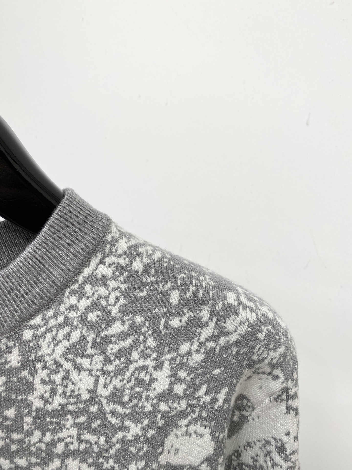 支持年后退换！ 路易威登、2025新品羊毛衣 具有手感细腻柔软，可直接与肌肤接触，让暖心的纱线变化出细腻