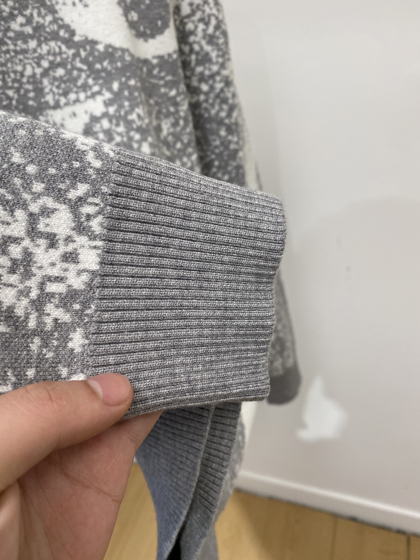 支持年后退换！ 路易威登、2025新品羊毛衣 具有手感细腻柔软，可直接与肌肤接触，让暖心的纱线变化出细腻