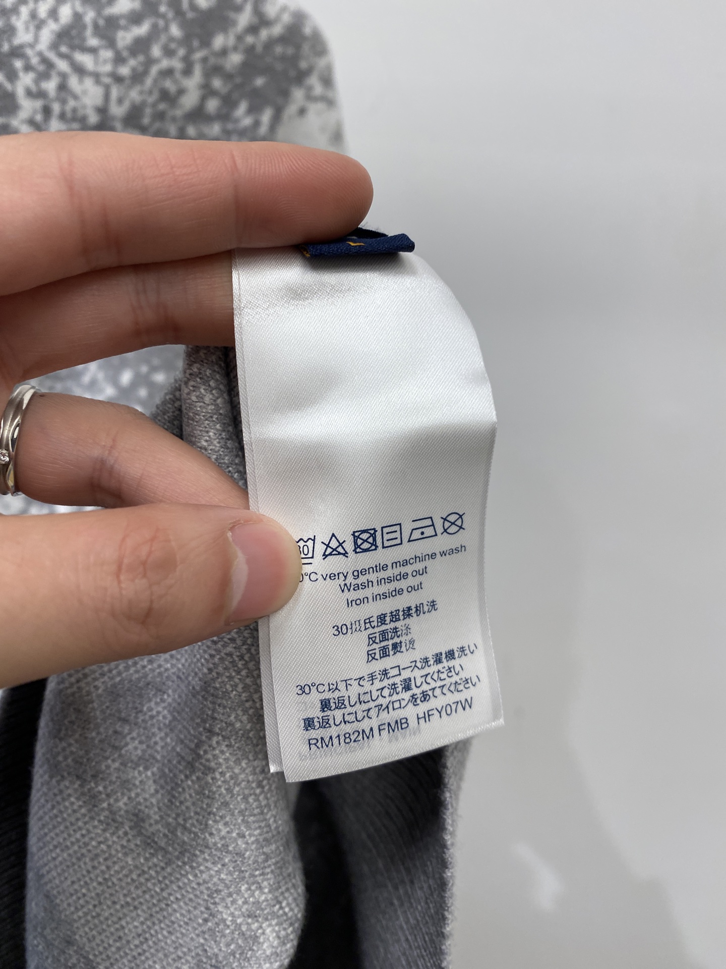 支持年后退换！ 路易威登、2025新品羊毛衣 具有手感细腻柔软，可直接与肌肤接触，让暖心的纱线变化出细腻