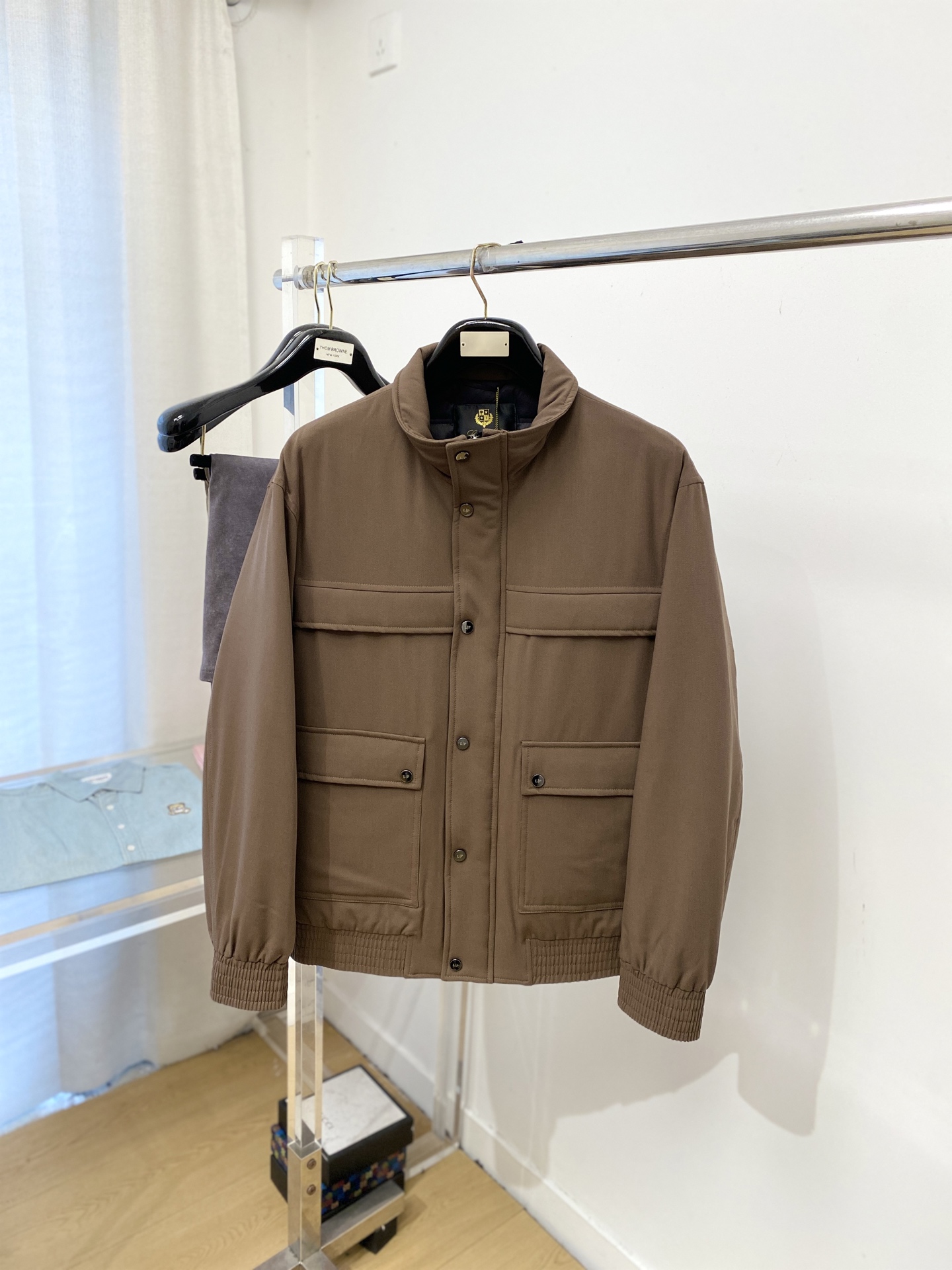 NO:648806,LP, the latest 2025 men's lightweight down jacket, the fabric is soft and comfortable.  The upper body shape is awesome.  zipper.  The accessories are all custom-supplied and imported fabrics, which are light and comfortable, warm and stylish, simple and elegant!  Lightweight and warm, the best choice to keep out the cold in autumn and winter. Size M-3XL,,loro piana,jackets & coats,down jacket,alexander wang19860909LP、2025最新款男士轻薄羽绒夹克、面料柔软舒适 ．上身版型超赞 ．拉链．辅料都是客供 、进口面料,轻便舒适,保暖有型、简单大方款式！轻便保暖、秋冬御寒的最佳选择 码数M-3XL,,loro piana,jackets & coats,down jacket,alexander wang,Men's clothing