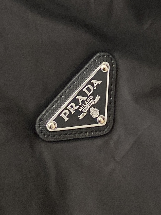 普拉达、2025新品夹克外套，时尚帅气，简约百搭款，胸前五金装饰三角标logo，定制原版面料，不仅挺括，