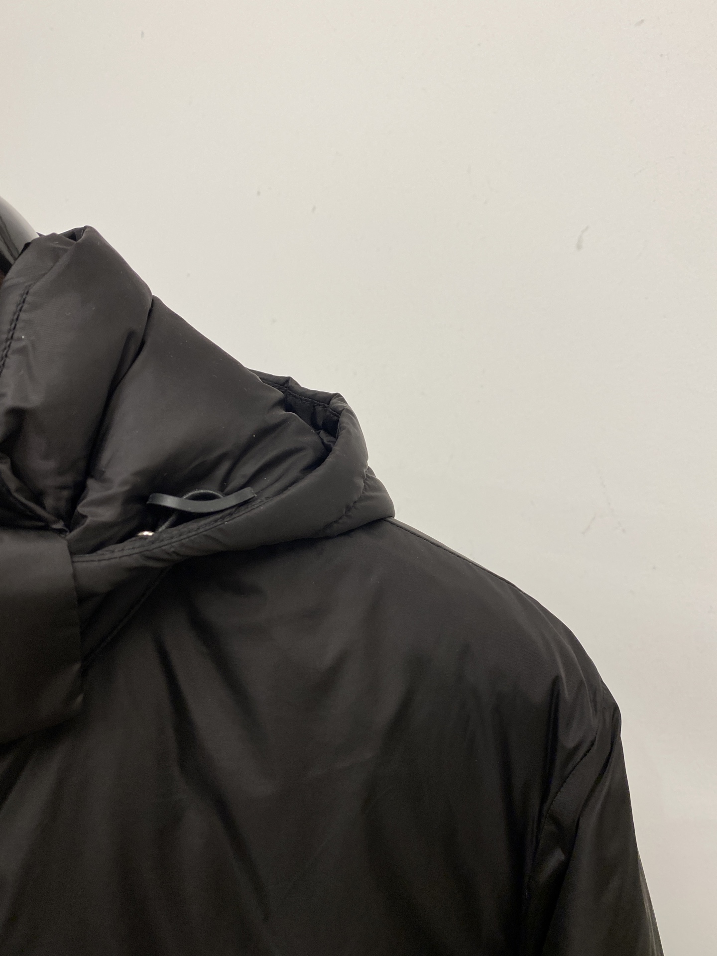 普拉达、2025新品夹克外套，时尚帅气，简约百搭款，胸前五金装饰三角标logo，定制原版面料，不仅挺括，