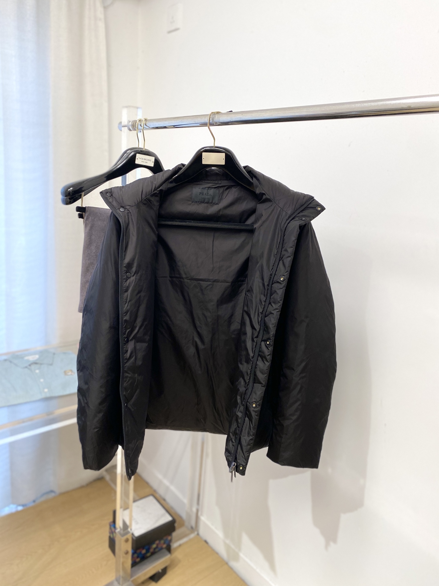 普拉达、2025新品夹克外套，时尚帅气，简约百搭款，胸前五金装饰三角标logo，定制原版面料，不仅挺括，