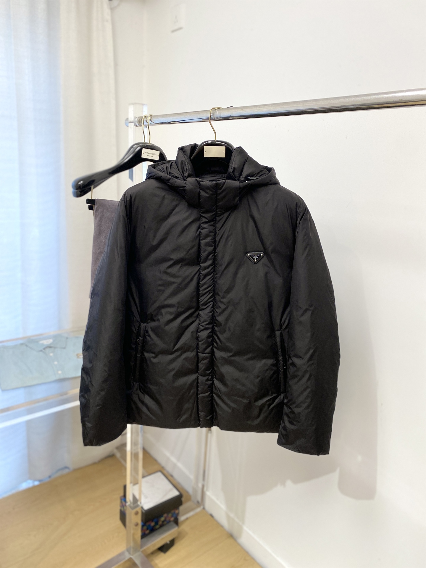 普拉达、2025新品夹克外套，时尚帅气，简约百搭款，胸前五金装饰三角标logo，定制原版面料，不仅挺括，