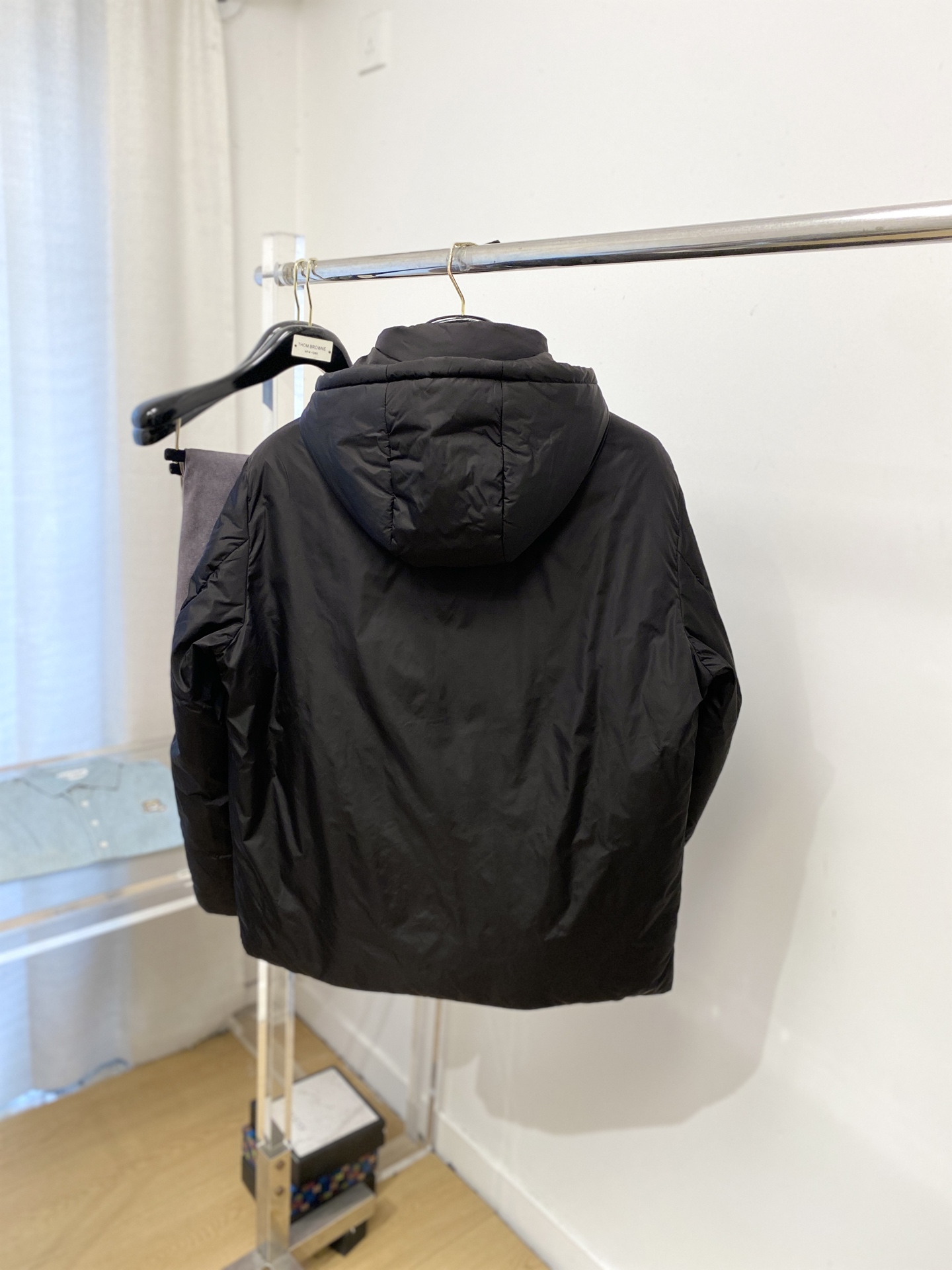 普拉达、2025新品夹克外套，时尚帅气，简约百搭款，胸前五金装饰三角标logo，定制原版面料，不仅挺括，