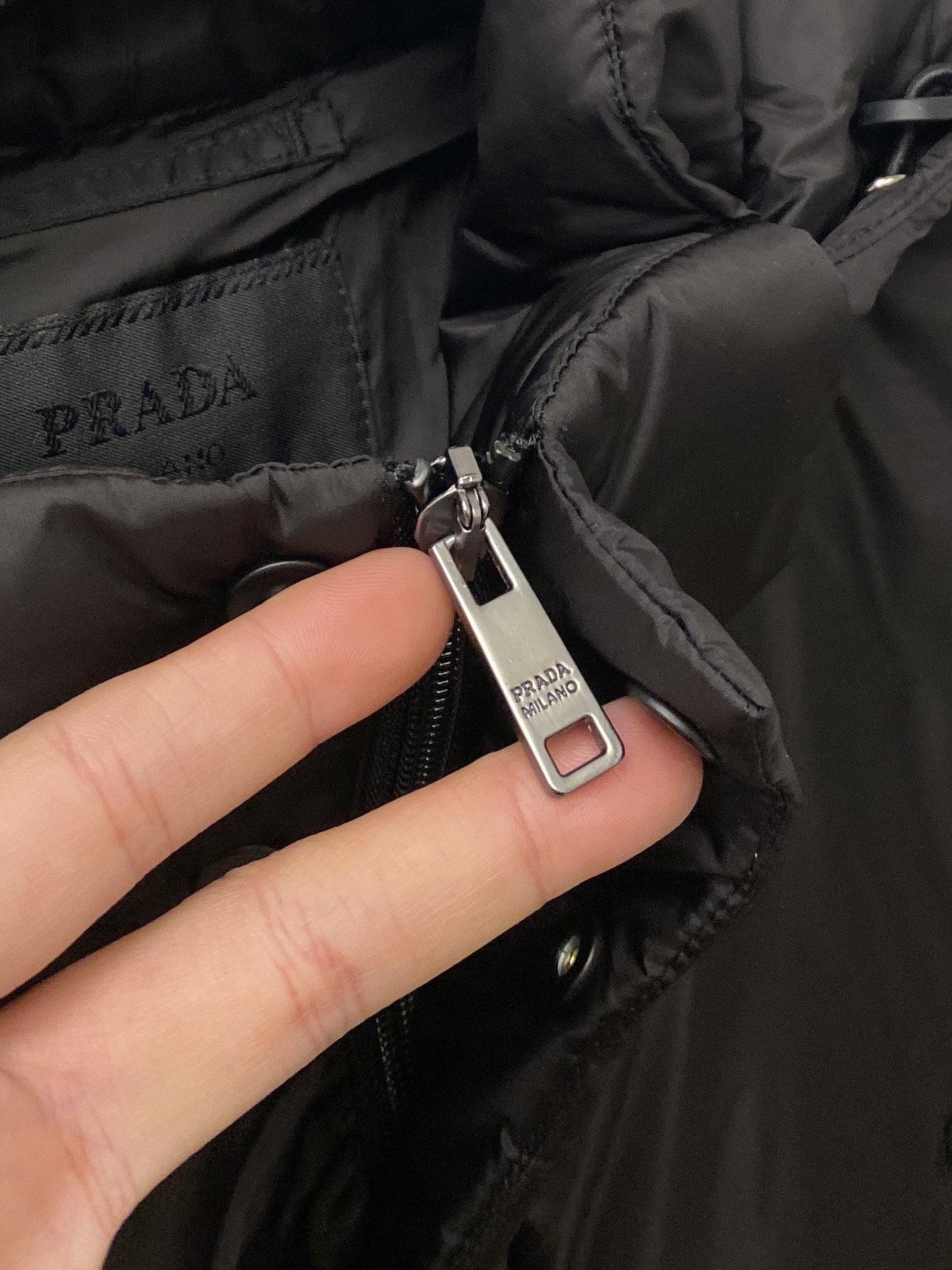 普拉达、2025新品夹克外套，时尚帅气，简约百搭款，胸前五金装饰三角标logo，定制原版面料，不仅挺括，