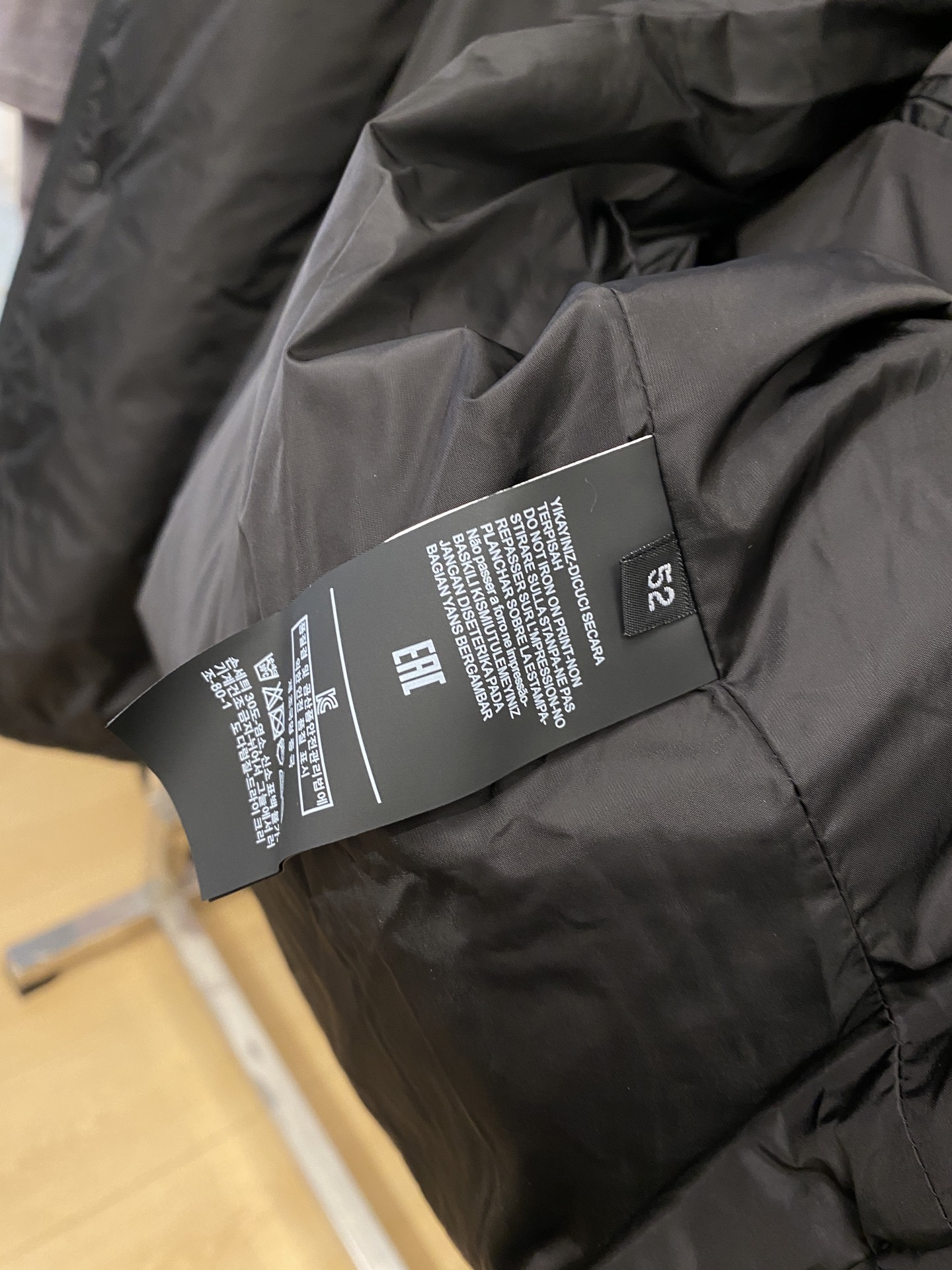 普拉达、2025新品夹克外套，时尚帅气，简约百搭款，胸前五金装饰三角标logo，定制原版面料，不仅挺括，