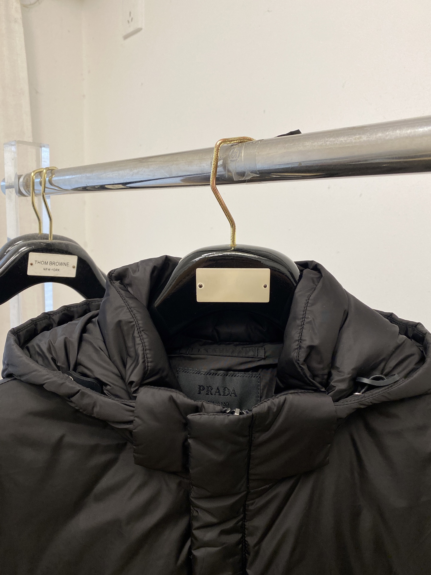 普拉达、2025新品夹克外套，时尚帅气，简约百搭款，胸前五金装饰三角标logo，定制原版面料，不仅挺括，