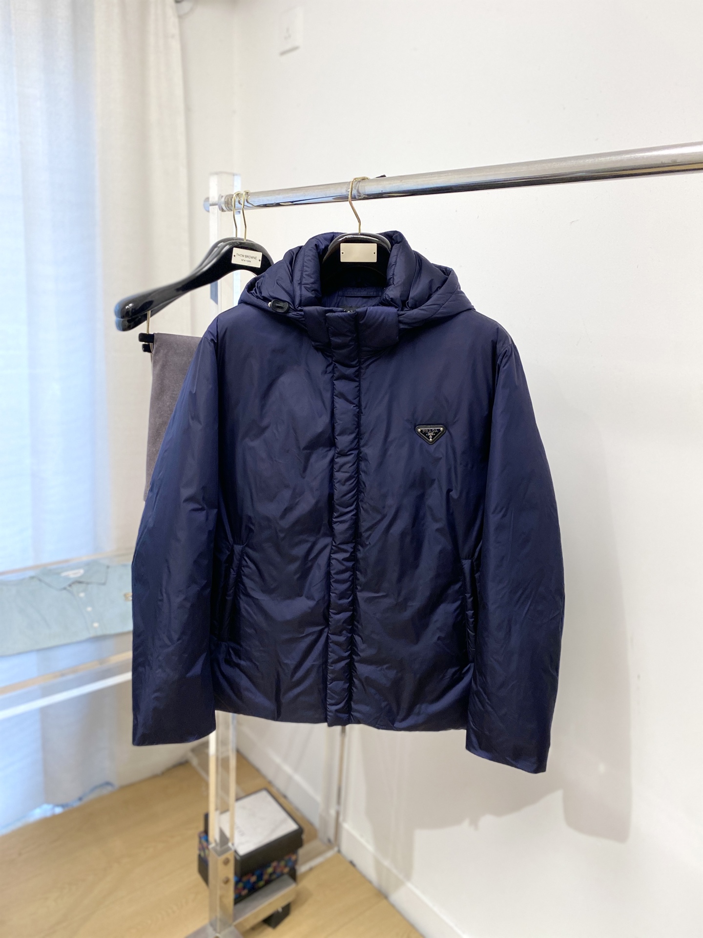 NO:648814,Prada, 2025 new jacket, fashionable and handsome, simple and versatile, hardware decorated with triangle logo on the chest, customized original fabric, not only stiff and keeping the trendy silhouette, but also comfortable to wear, the yarn is more delicate, size M-3XL,, prada,jackets & coats,jackets & coats,alexander wang19860909普拉达、2025新品夹克外套,时尚帅气,简约百搭款,胸前五金装饰三角标logo,定制原版面料,不仅挺括,保持潮流的廓形,又穿着舒适,纱织更细腻,码数M-3XL,,prada,jackets & coats,jackets & coats,alexander wang,Men's clothing