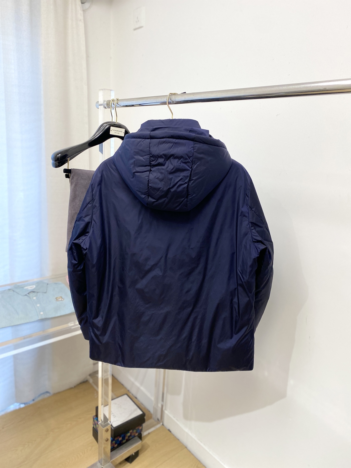 普拉达、2025新品夹克外套，时尚帅气，简约百搭款，胸前五金装饰三角标logo，定制原版面料，不仅挺括，