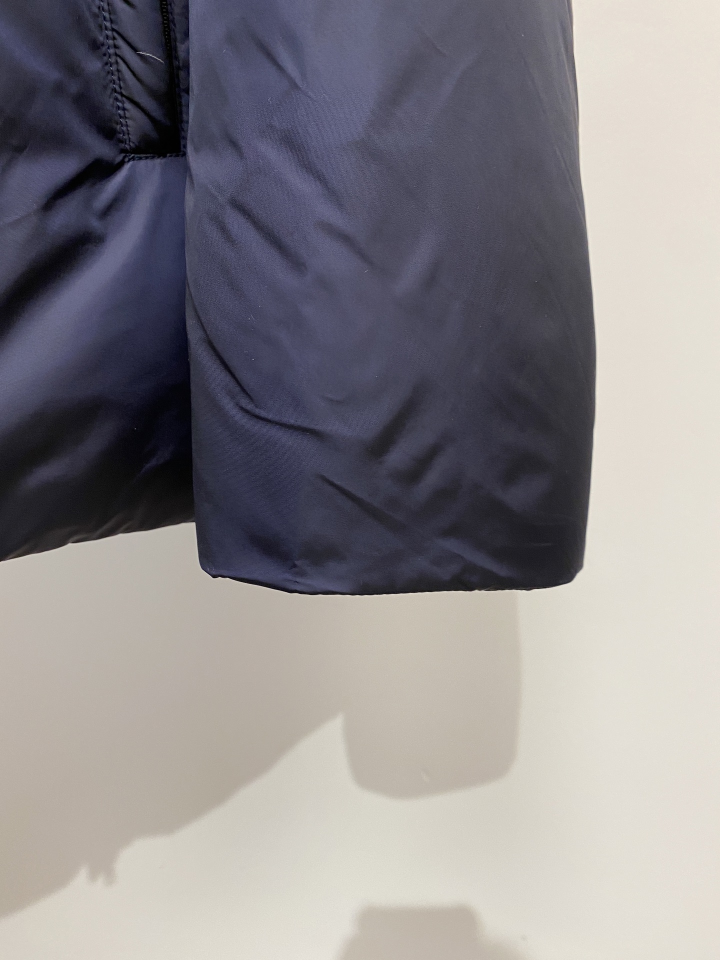 普拉达、2025新品夹克外套，时尚帅气，简约百搭款，胸前五金装饰三角标logo，定制原版面料，不仅挺括，