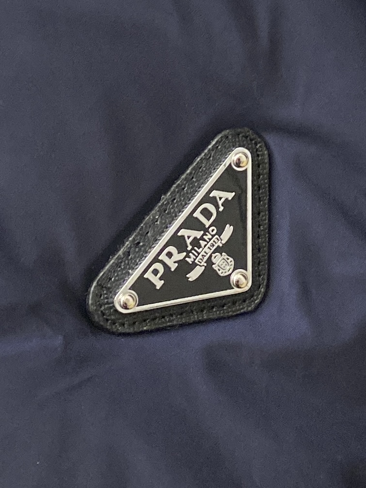 普拉达、2025新品夹克外套，时尚帅气，简约百搭款，胸前五金装饰三角标logo，定制原版面料，不仅挺括，
