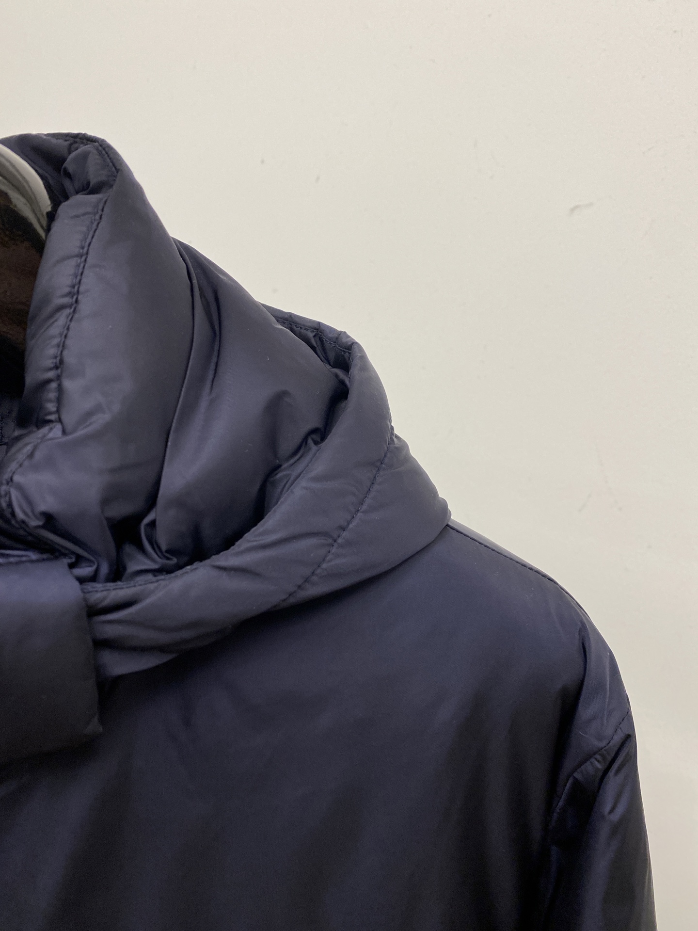 普拉达、2025新品夹克外套，时尚帅气，简约百搭款，胸前五金装饰三角标logo，定制原版面料，不仅挺括，