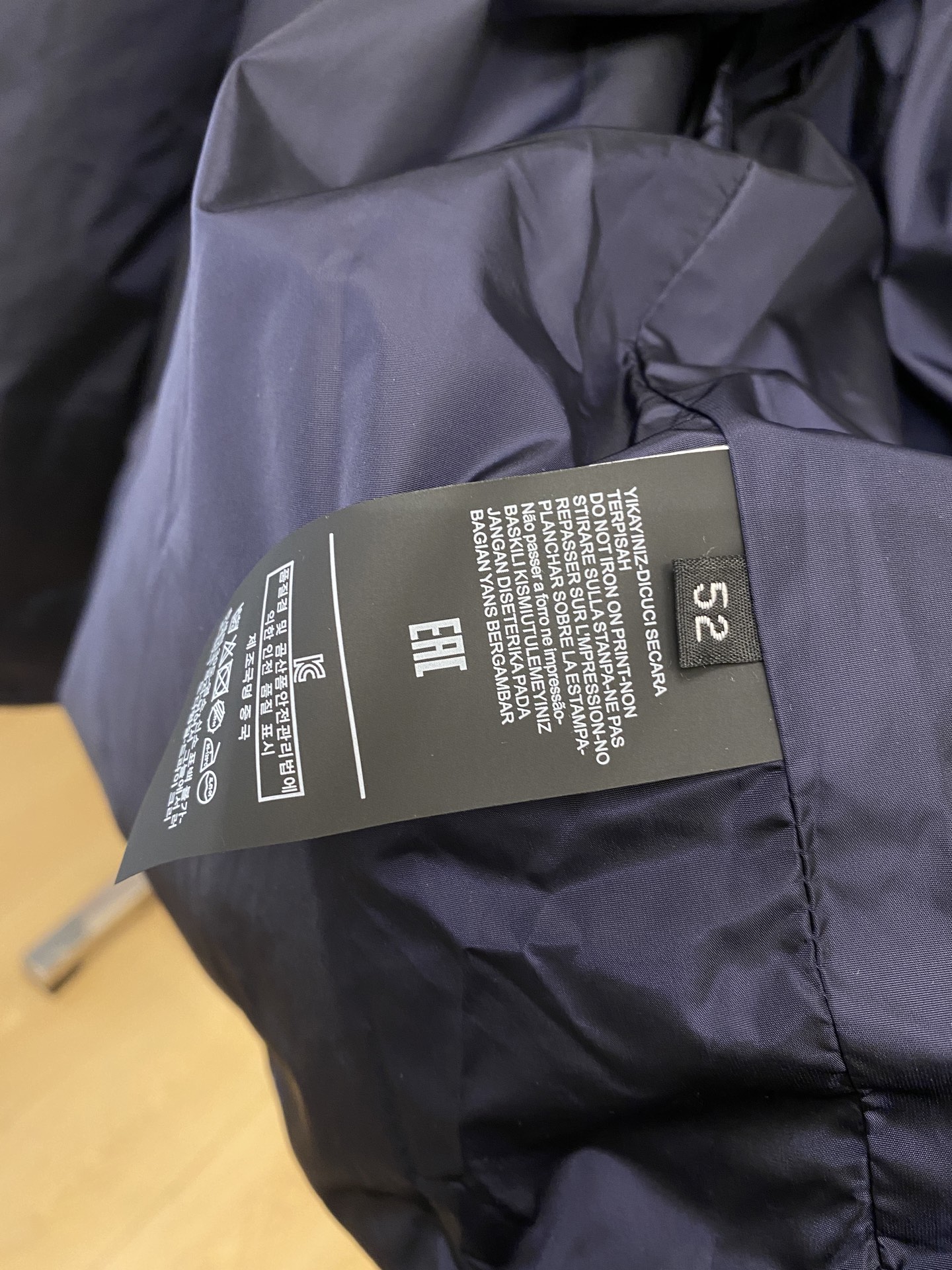 普拉达、2025新品夹克外套，时尚帅气，简约百搭款，胸前五金装饰三角标logo，定制原版面料，不仅挺括，