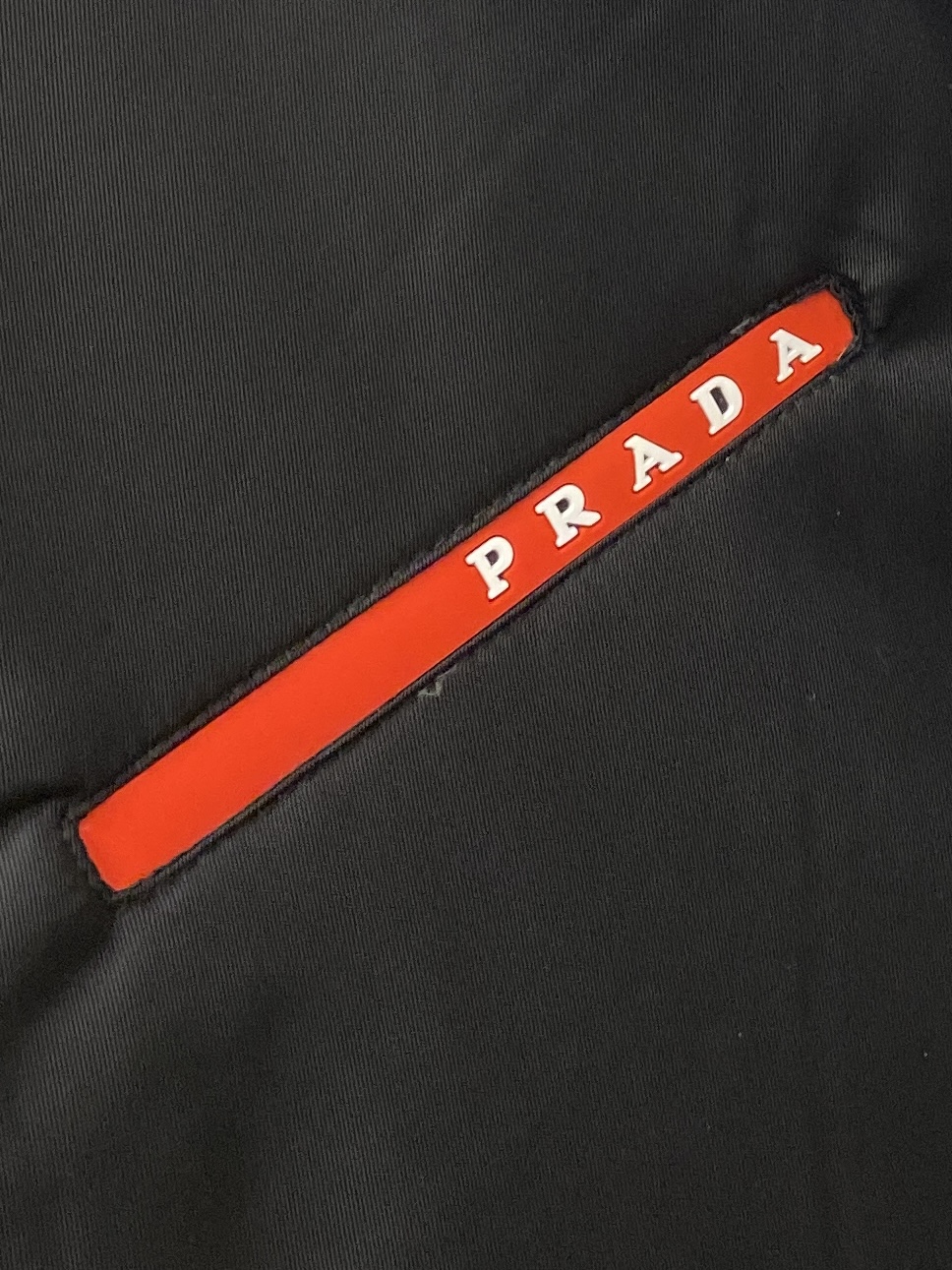 普拉达、2025新品夹克外套，时尚帅气，简约百搭款，袖口五金装饰三角标logo，定制原版面料，不仅挺括，