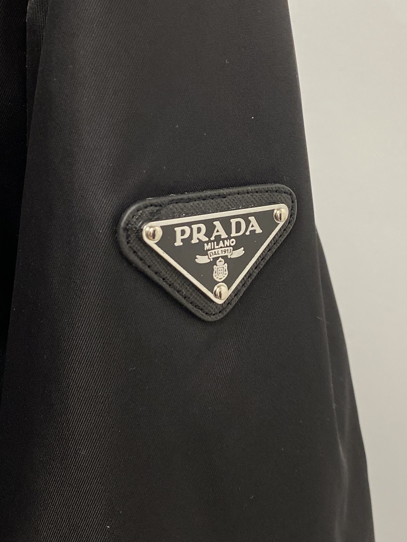 普拉达、2025新品夹克外套，时尚帅气，简约百搭款，袖口五金装饰三角标logo，定制原版面料，不仅挺括，