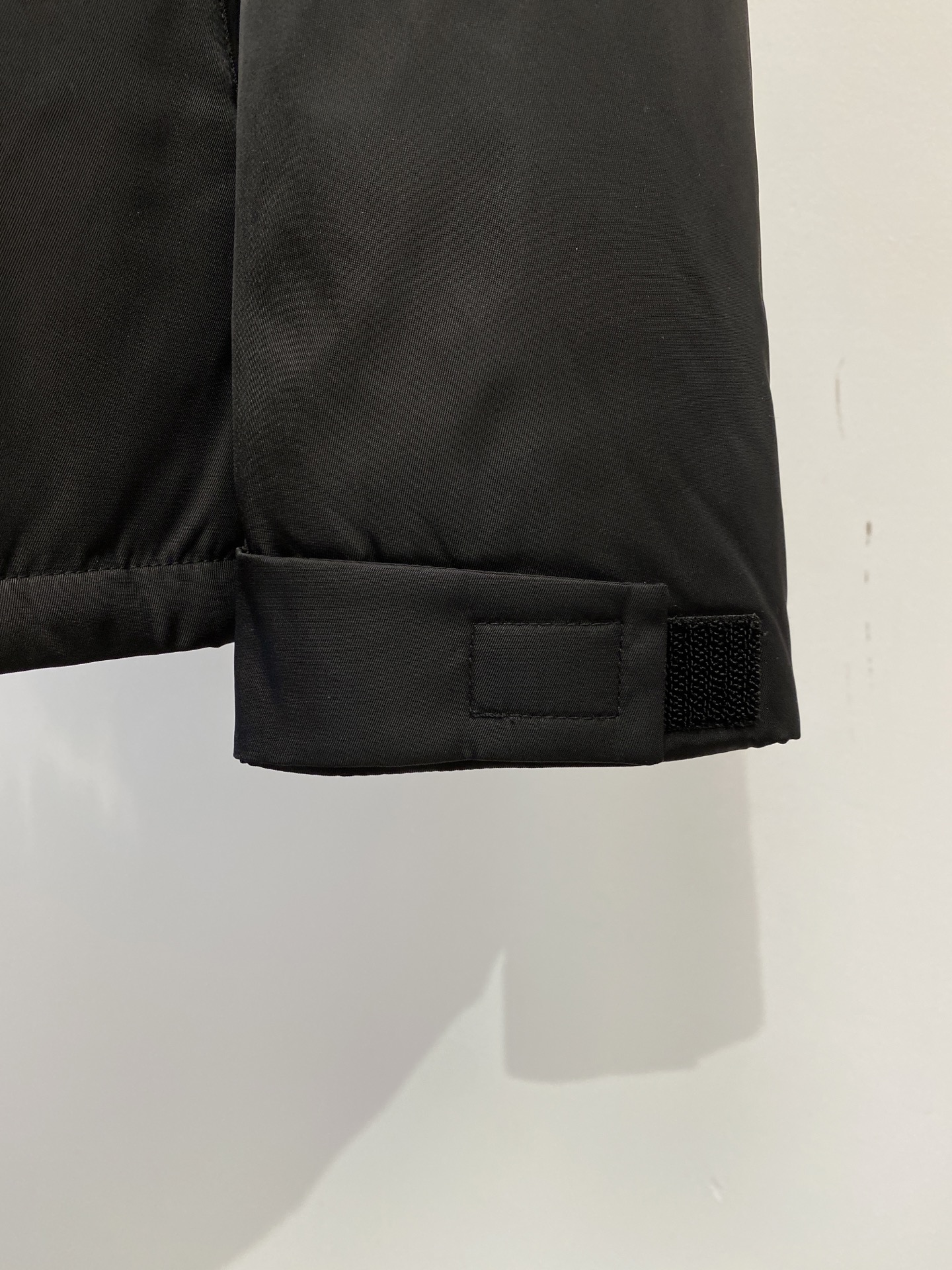 普拉达、2025新品夹克外套，时尚帅气，简约百搭款，袖口五金装饰三角标logo，定制原版面料，不仅挺括，