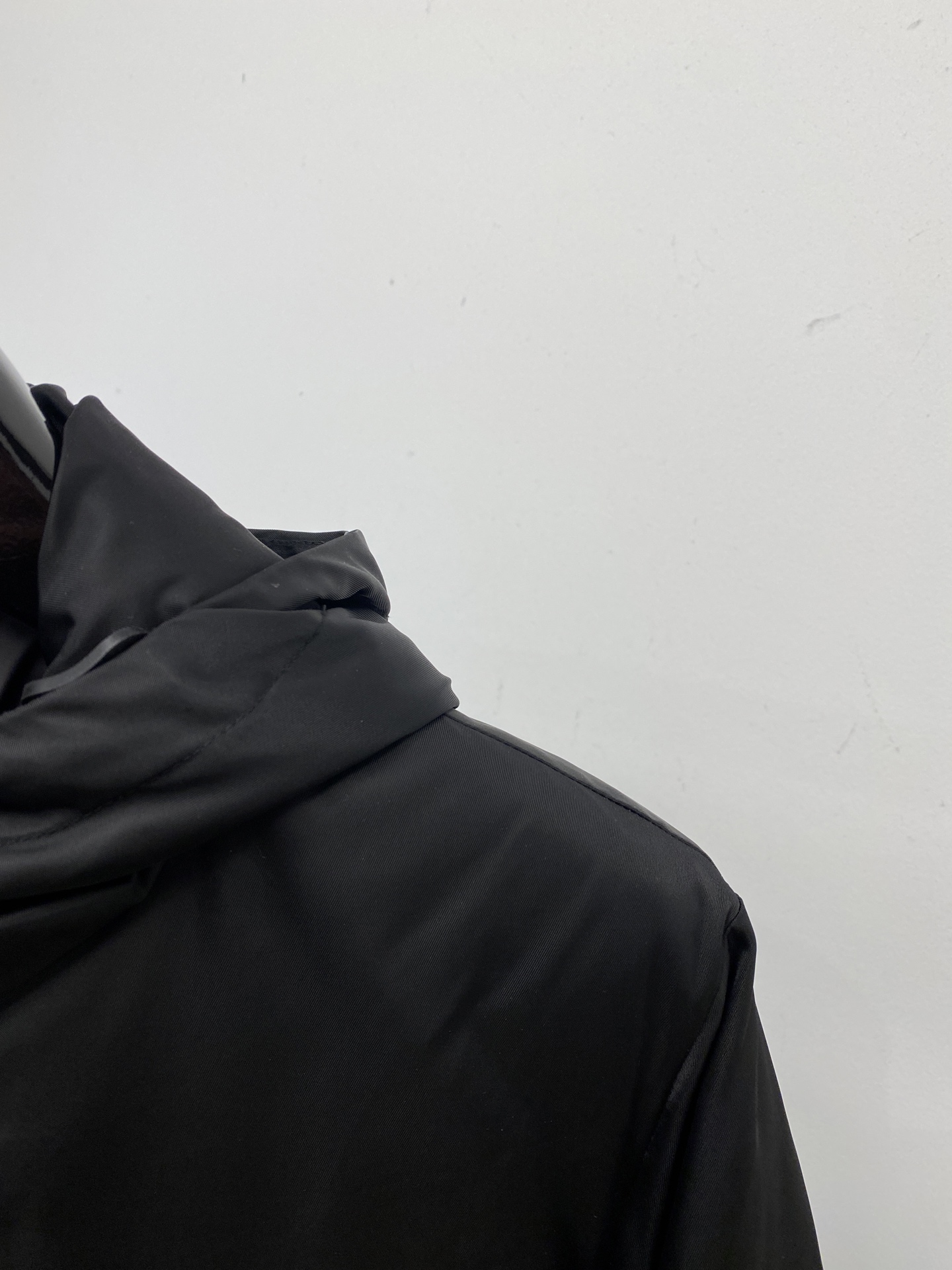 普拉达、2025新品夹克外套，时尚帅气，简约百搭款，袖口五金装饰三角标logo，定制原版面料，不仅挺括，