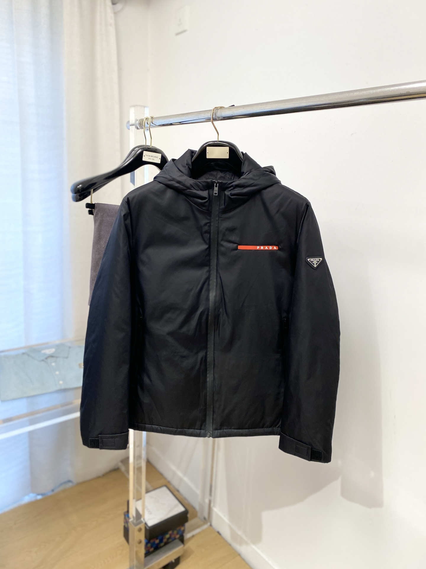 NO:648822,Prada, 2025 new jacket, fashionable and handsome, simple and versatile, cuff hardware decorated with triangle logo, customized original fabric, not only crisp and trendy silhouette, but also comfortable to wear, more delicate yarn weaving, size M-3XL,, prada,jackets & coats,jackets & coats,alexander wang19860909普拉达、2025新品夹克外套,时尚帅气,简约百搭款,袖口五金装饰三角标logo,定制原版面料,不仅挺括,保持潮流的廓形,又穿着舒适,纱织更细腻,码数M-3XL,,prada,jackets & coats,jackets & coats,alexander wang,Men's clothing