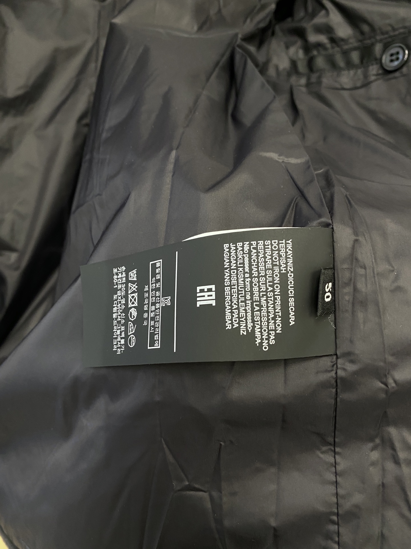 普拉达、2025新品夹克外套，时尚帅气，简约百搭款，袖口五金装饰三角标logo，定制原版面料，不仅挺括，