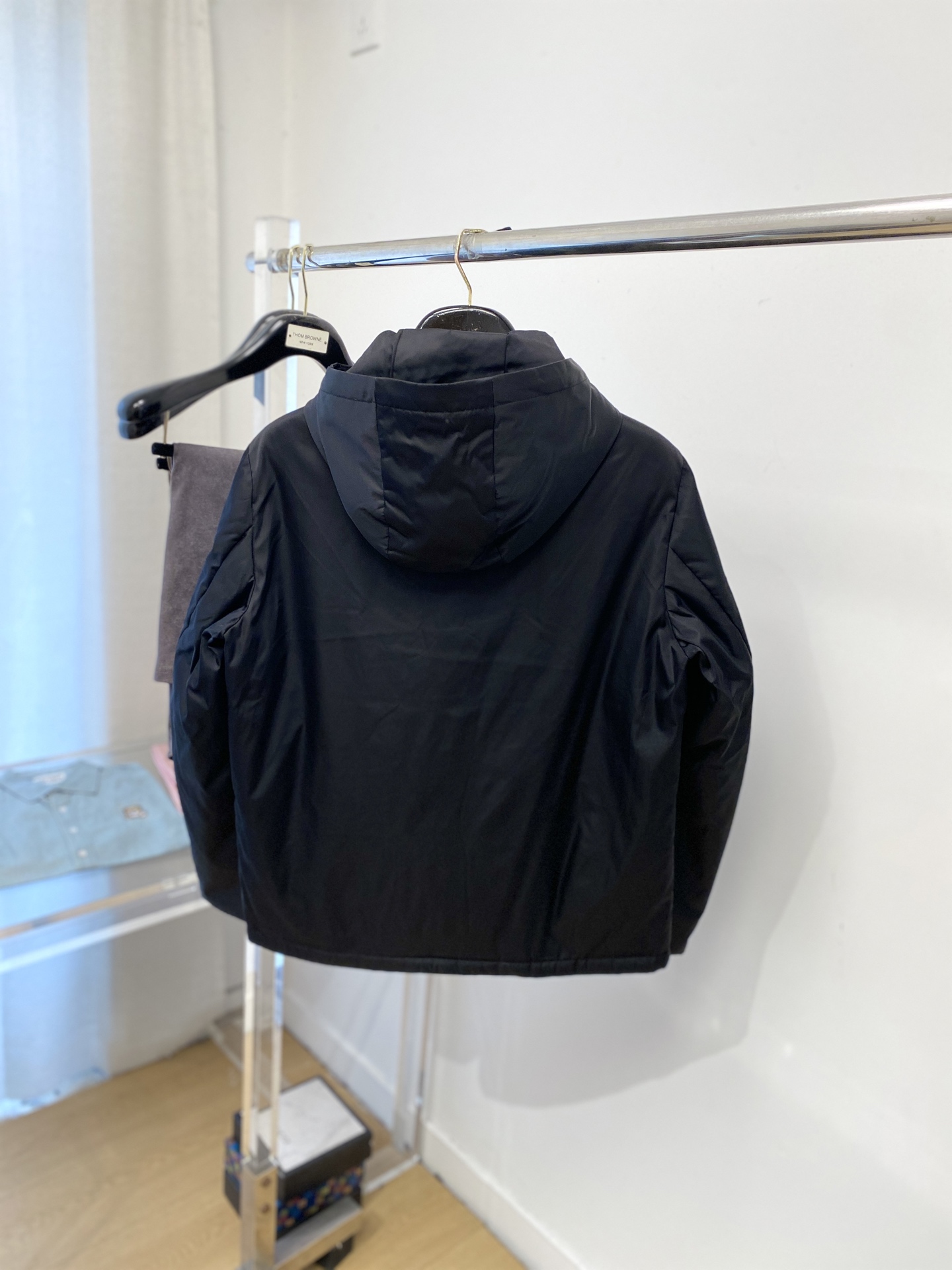 普拉达、2025新品夹克外套，时尚帅气，简约百搭款，袖口五金装饰三角标logo，定制原版面料，不仅挺括，