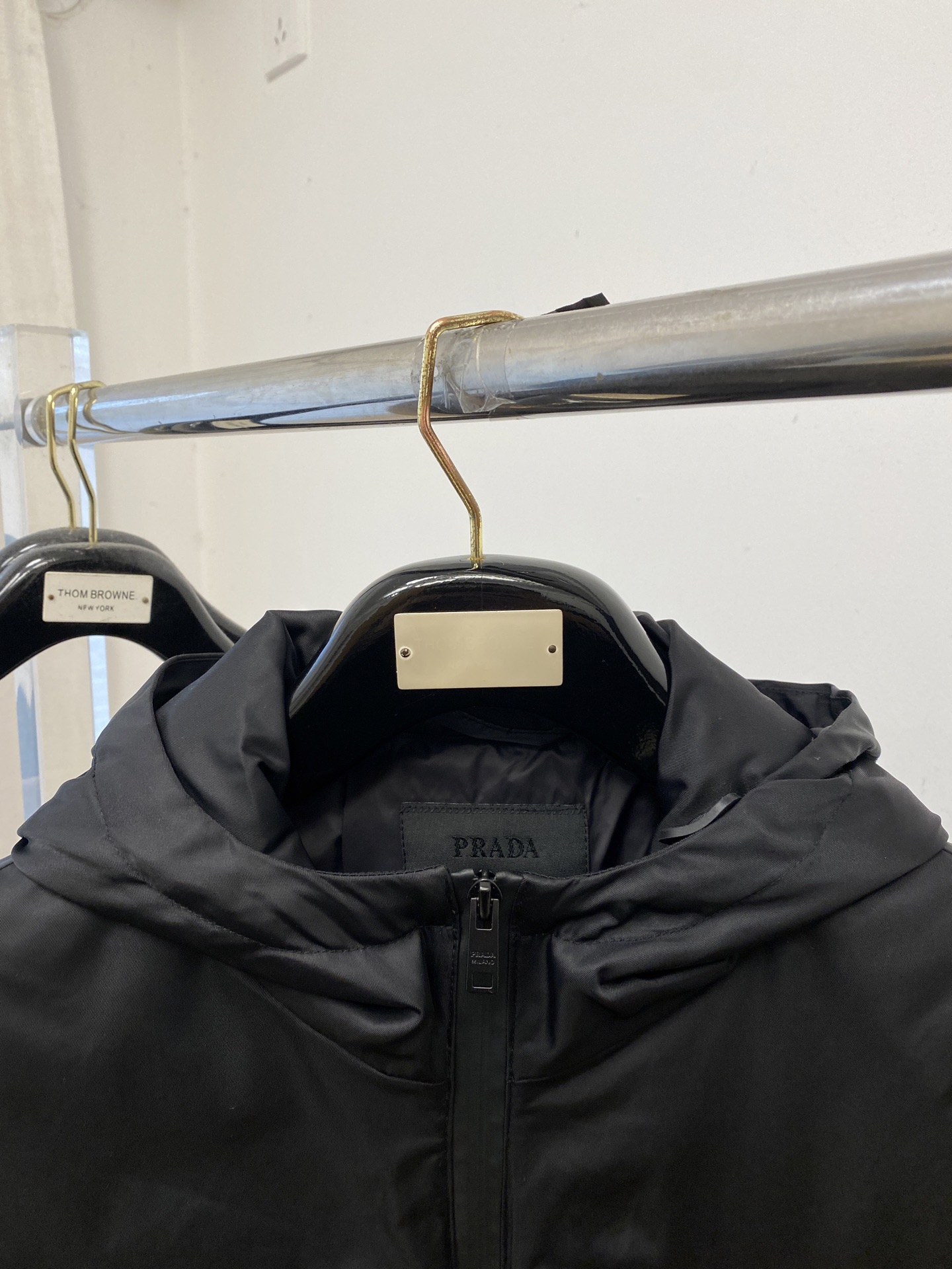 普拉达、2025新品夹克外套，时尚帅气，简约百搭款，袖口五金装饰三角标logo，定制原版面料，不仅挺括，