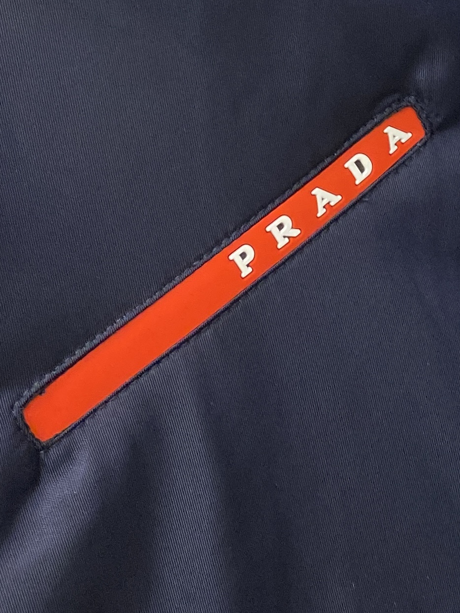 普拉达、2025新品夹克外套，时尚帅气，简约百搭款，袖口五金装饰三角标logo，定制原版面料，不仅挺括，