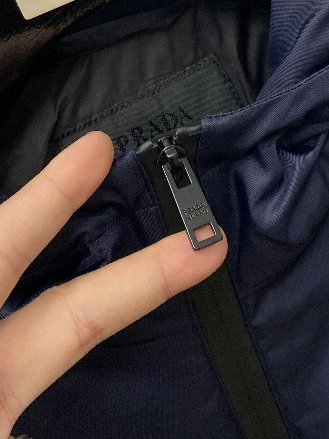 普拉达、2025新品夹克外套，时尚帅气，简约百搭款，袖口五金装饰三角标logo，定制原版面料，不仅挺括，
