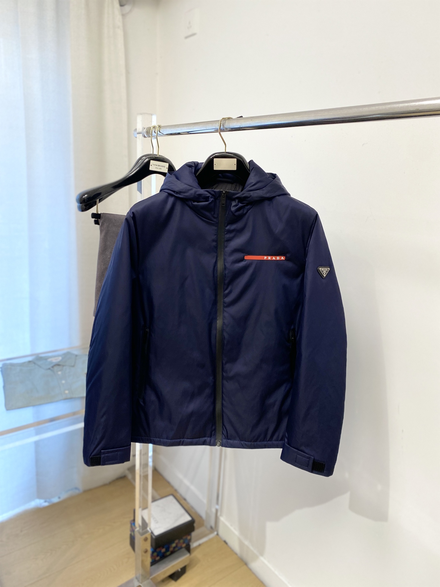 普拉达、2025新品夹克外套，时尚帅气，简约百搭款，袖口五金装饰三角标logo，定制原版面料，不仅挺括，