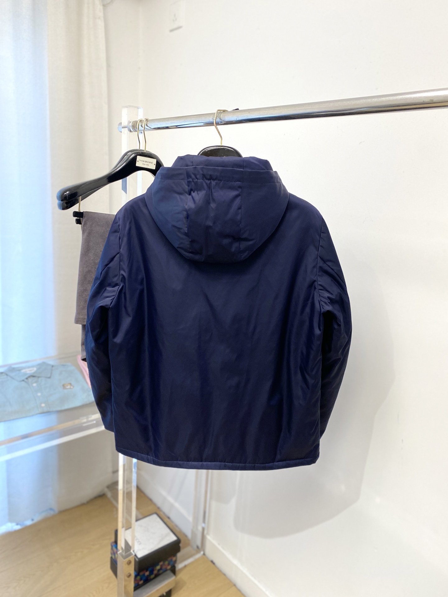 普拉达、2025新品夹克外套，时尚帅气，简约百搭款，袖口五金装饰三角标logo，定制原版面料，不仅挺括，