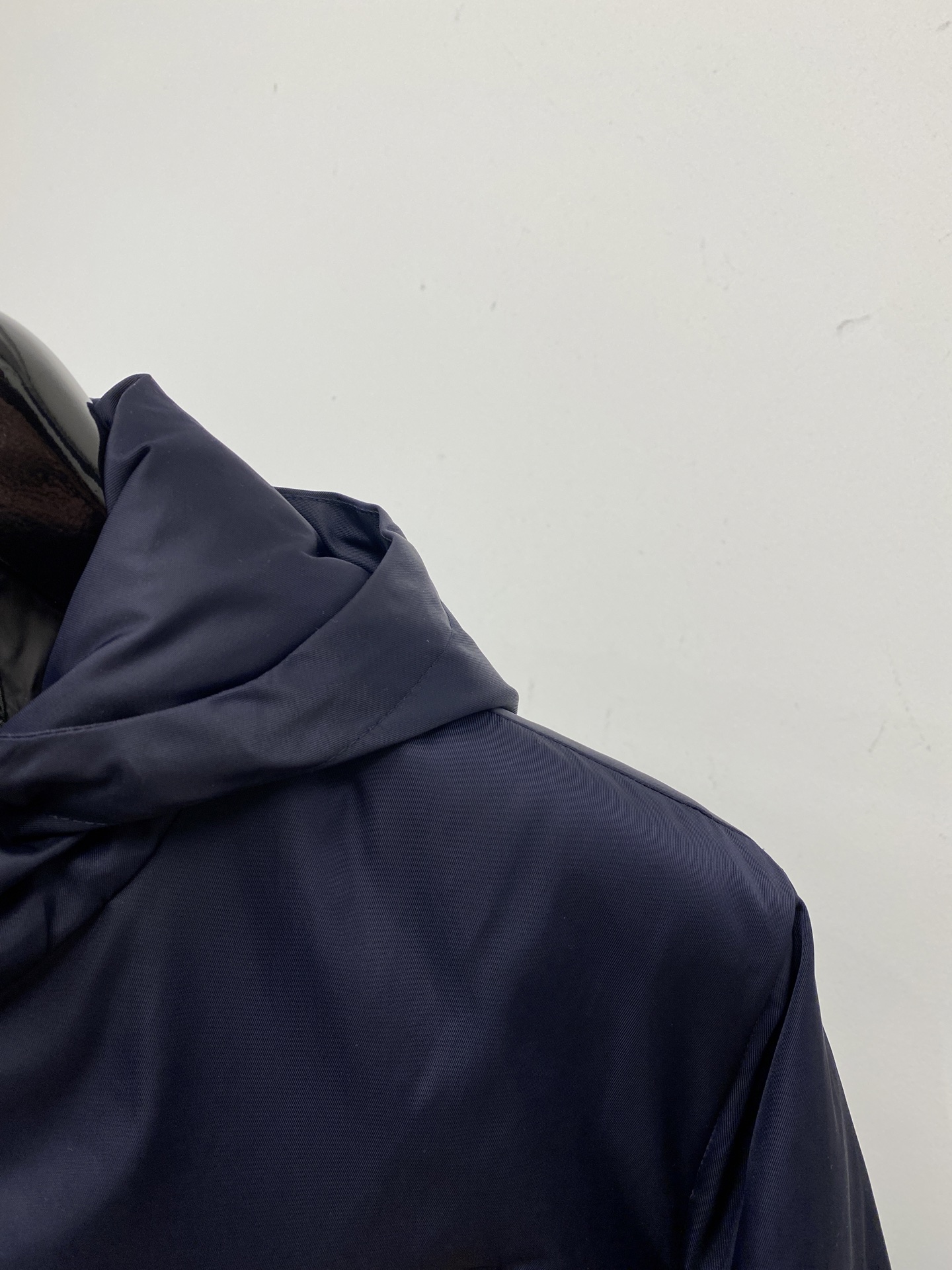 普拉达、2025新品夹克外套，时尚帅气，简约百搭款，袖口五金装饰三角标logo，定制原版面料，不仅挺括，