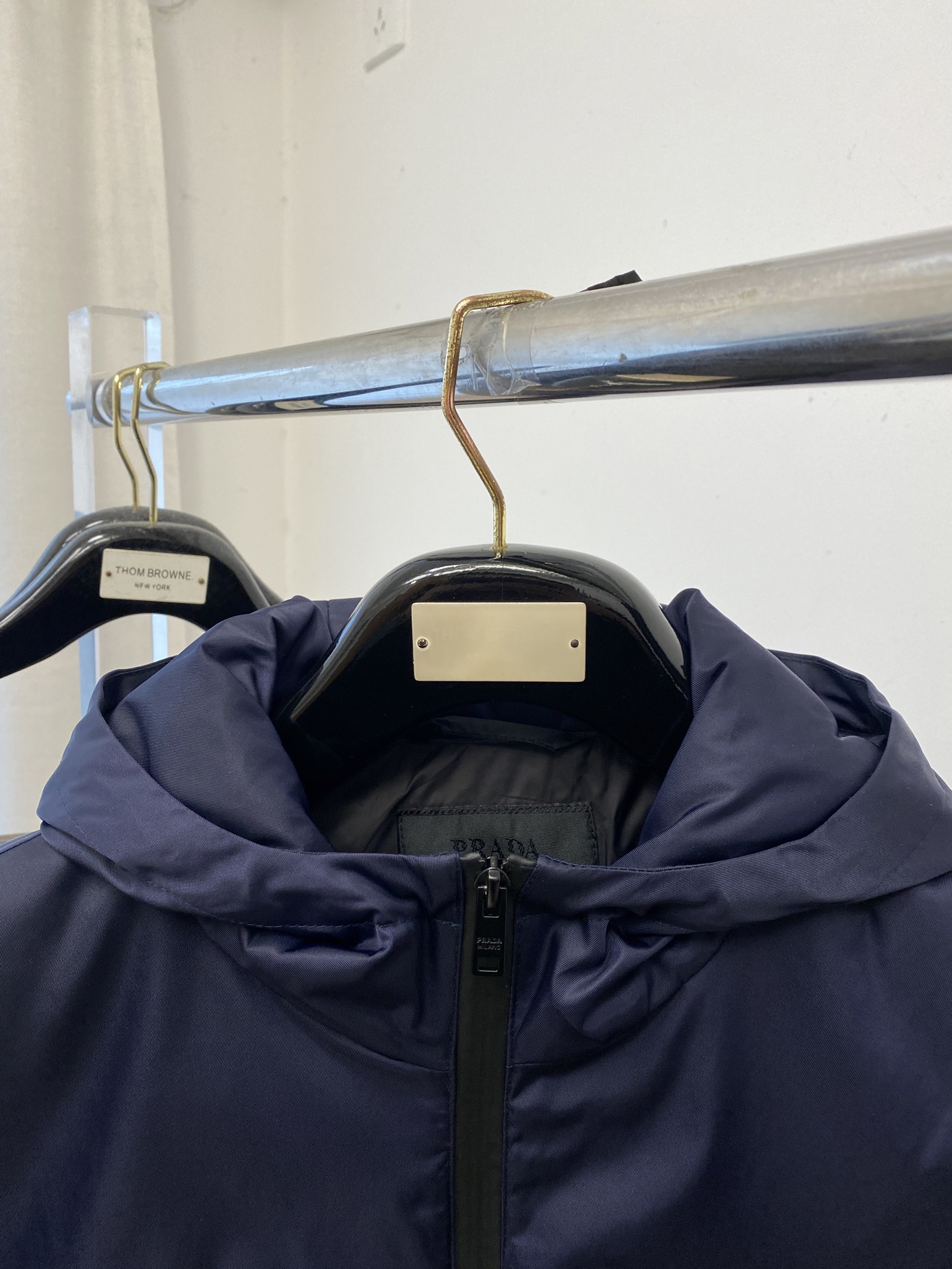 普拉达、2025新品夹克外套，时尚帅气，简约百搭款，袖口五金装饰三角标logo，定制原版面料，不仅挺括，