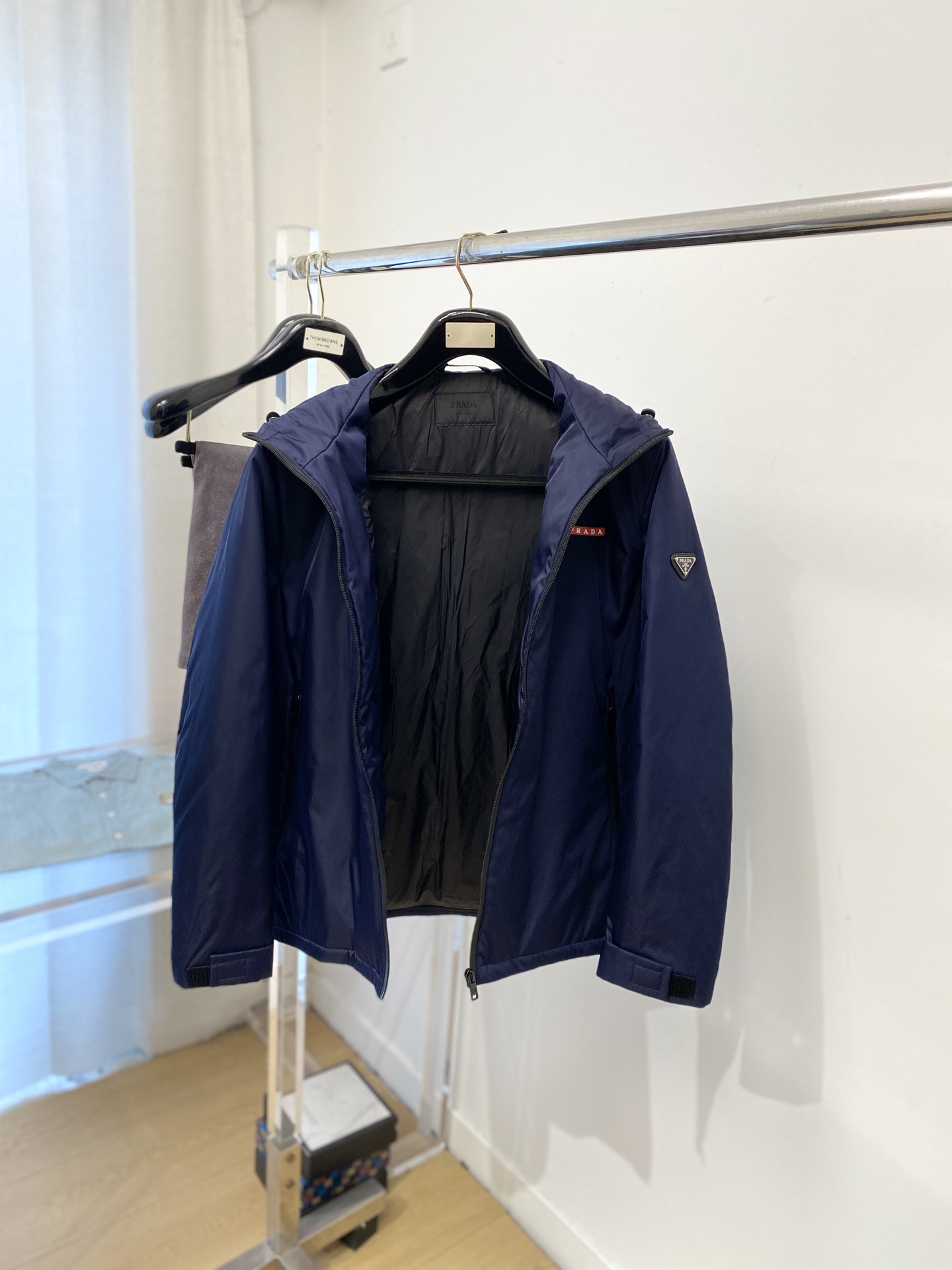 普拉达、2025新品夹克外套，时尚帅气，简约百搭款，袖口五金装饰三角标logo，定制原版面料，不仅挺括，