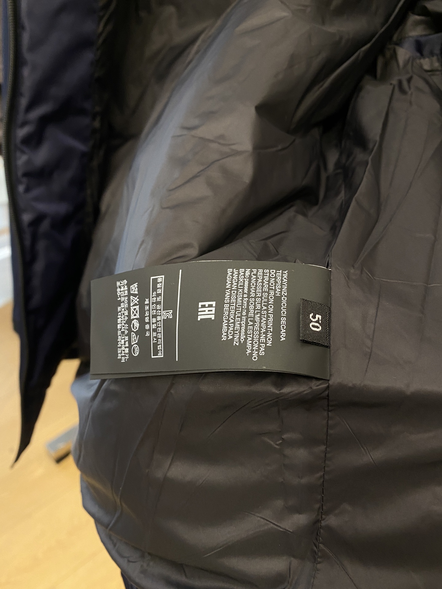 普拉达、2025新品夹克外套，时尚帅气，简约百搭款，袖口五金装饰三角标logo，定制原版面料，不仅挺括，