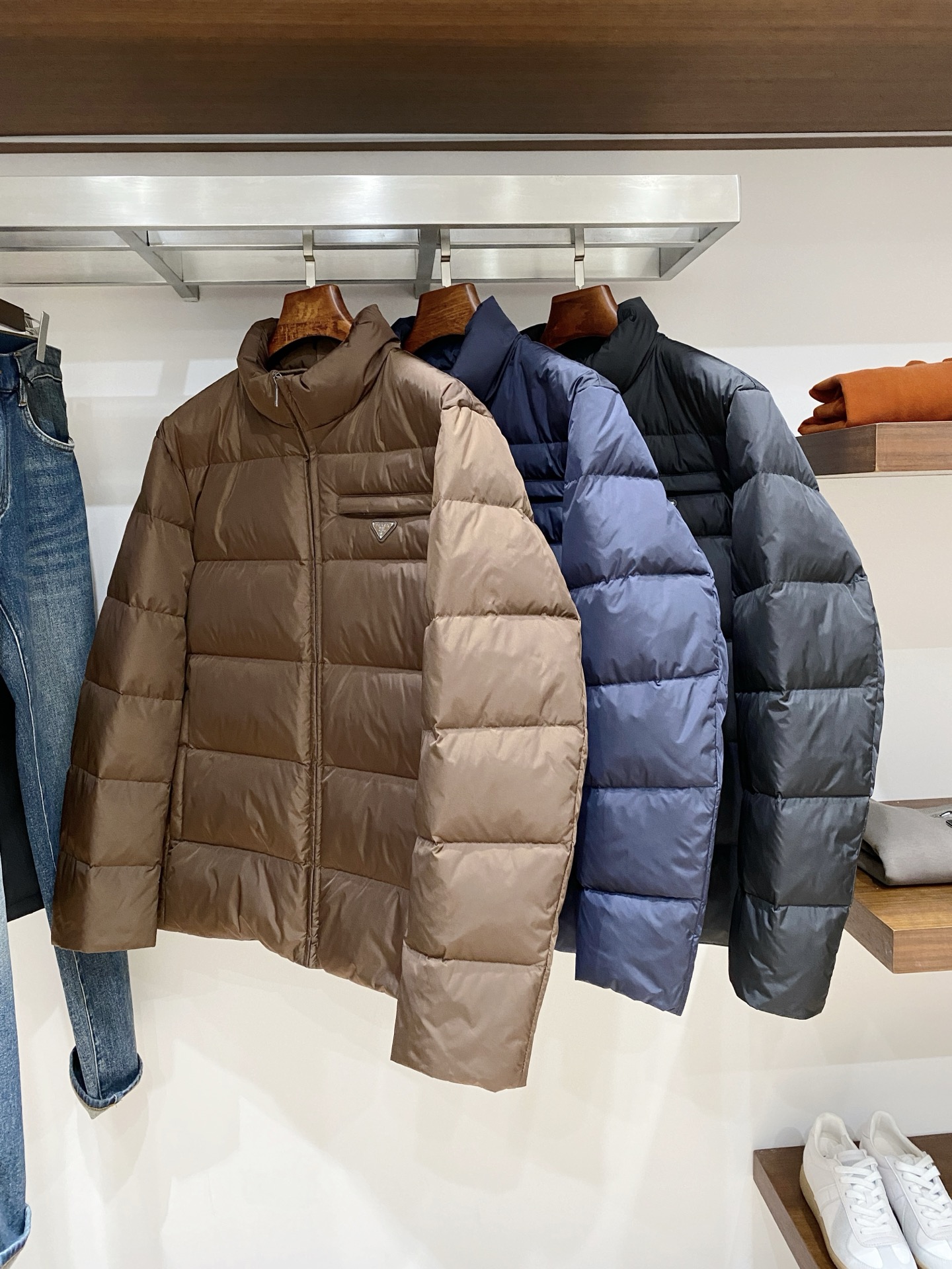 NO:645003,Prada, the latest 2025 men's lightweight down jacket, the fabric is soft and comfortable.  The upper body shape is awesome.  zipper.  The accessories are all custom-supplied and imported fabrics, which are light and comfortable, warm and stylish, simple and elegant!  Lightweight and warm, the best choice to keep out the cold in autumn and winter. Size M-3XL. Buy now, prada, down jacket, alexander wang19860909普拉达、2025最新款男士轻薄羽绒服、面料柔软舒适 ．上身版型超赞 ．拉链．辅料都是客供 、进口面料,轻便舒适,保暖有型、简单大方款式！轻便保暖、秋冬御寒的最佳选择 码数M-3XL 立即抢购,,prada,down jacket,alexander wang,Men's clothing