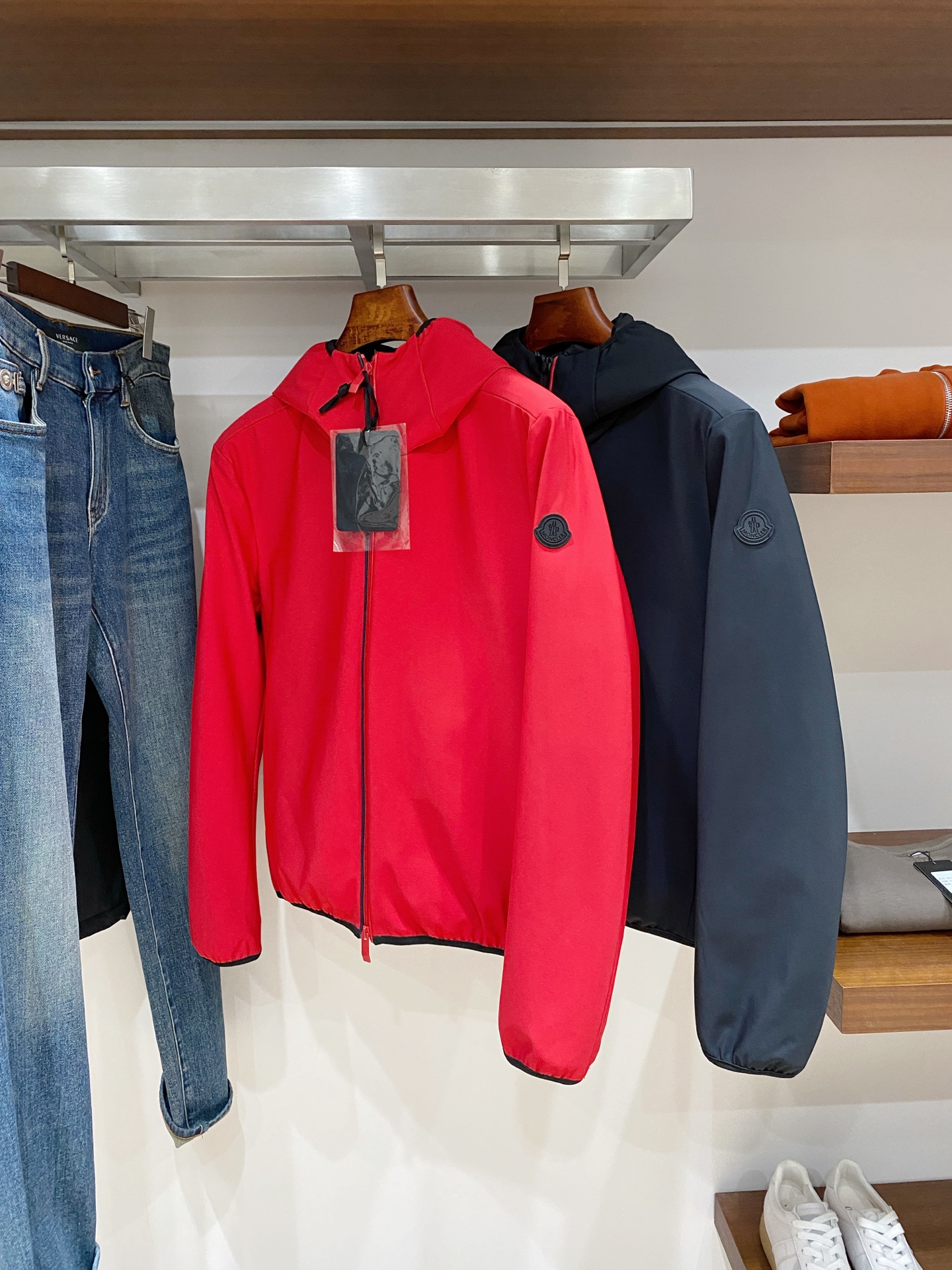 NO:645005,Covered mouth, the latest 2025 men's lightweight down jacket, the fabric is soft and comfortable.  The upper body shape is awesome.  zipper.  The accessories are all custom-supplied and imported fabrics, which are light and comfortable, warm and stylish, simple and elegant!  Lightweight and warm, the best choice to keep out the cold in autumn and winter. Sizes 1-5. Buy now, Moncler, jackets & coats, down jacket, alexander wang19860909蒙口、2025最新款男士轻薄羽绒夹克、面料柔软舒适 ．上身版型超赞 ．拉链．辅料都是客供 、进口面料,轻便舒适,保暖有型、简单大方款式！轻便保暖、秋冬御寒的最佳选择 码数1-5码 立即抢购,,Moncler,jackets & coats,down jacket,alexander wang,Men's clothing