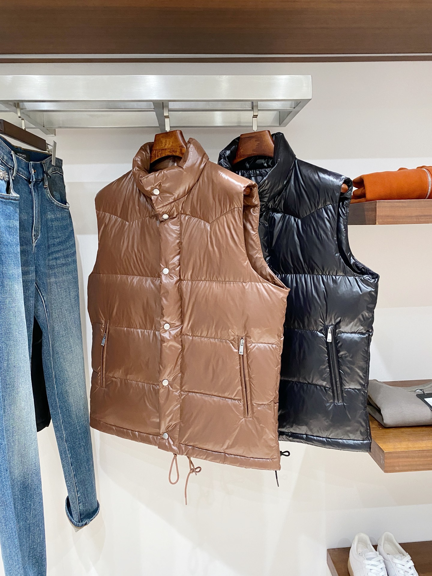 NO:645007,Prada, the latest 2025 men's lightweight down vest, the fabric is soft and comfortable.  The upper body shape is awesome.  zipper.  The accessories are all custom-supplied and imported fabrics, which are light and comfortable, warm and stylish, simple and elegant!  Lightweight and warm, the best choice to keep out the cold in autumn and winter. Size M-3XL. Buy now, prada, down jacket, alexander wang19860909普拉达、2025最新款男士轻薄羽绒马甲、面料柔软舒适 ．上身版型超赞 ．拉链．辅料都是客供 、进口面料,轻便舒适,保暖有型、简单大方款式！轻便保暖、秋冬御寒的最佳选择 码数M-3XL  立即抢购,,prada,down jacket,alexander wang,Men's clothing