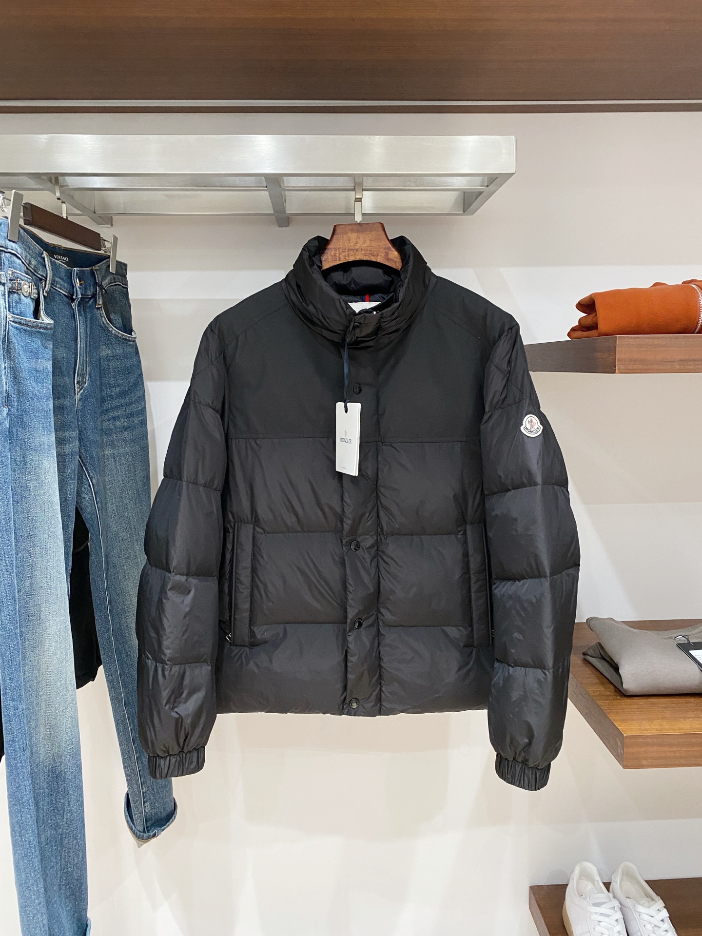 NO:645009,Meng Mouth, the latest 2025 men's lightweight down jacket, the fabric is soft and comfortable.  The upper body shape is awesome.  zipper.  The accessories are all custom-supplied and imported fabrics, which are light and comfortable, warm and stylish, simple and elegant!  Lightweight and warm, the best choice to keep out the cold in autumn and winter. Size M-3XL. Buy now,,Moncler,down jacket,alexander wang19860909蒙口、2025最新款男士轻薄羽绒服、面料柔软舒适 ．上身版型超赞 ．拉链．辅料都是客供 、进口面料,轻便舒适,保暖有型、简单大方款式！轻便保暖、秋冬御寒的最佳选择 码数M-3XL  立即抢购,,Moncler,down jacket,alexander wang,Men's clothing