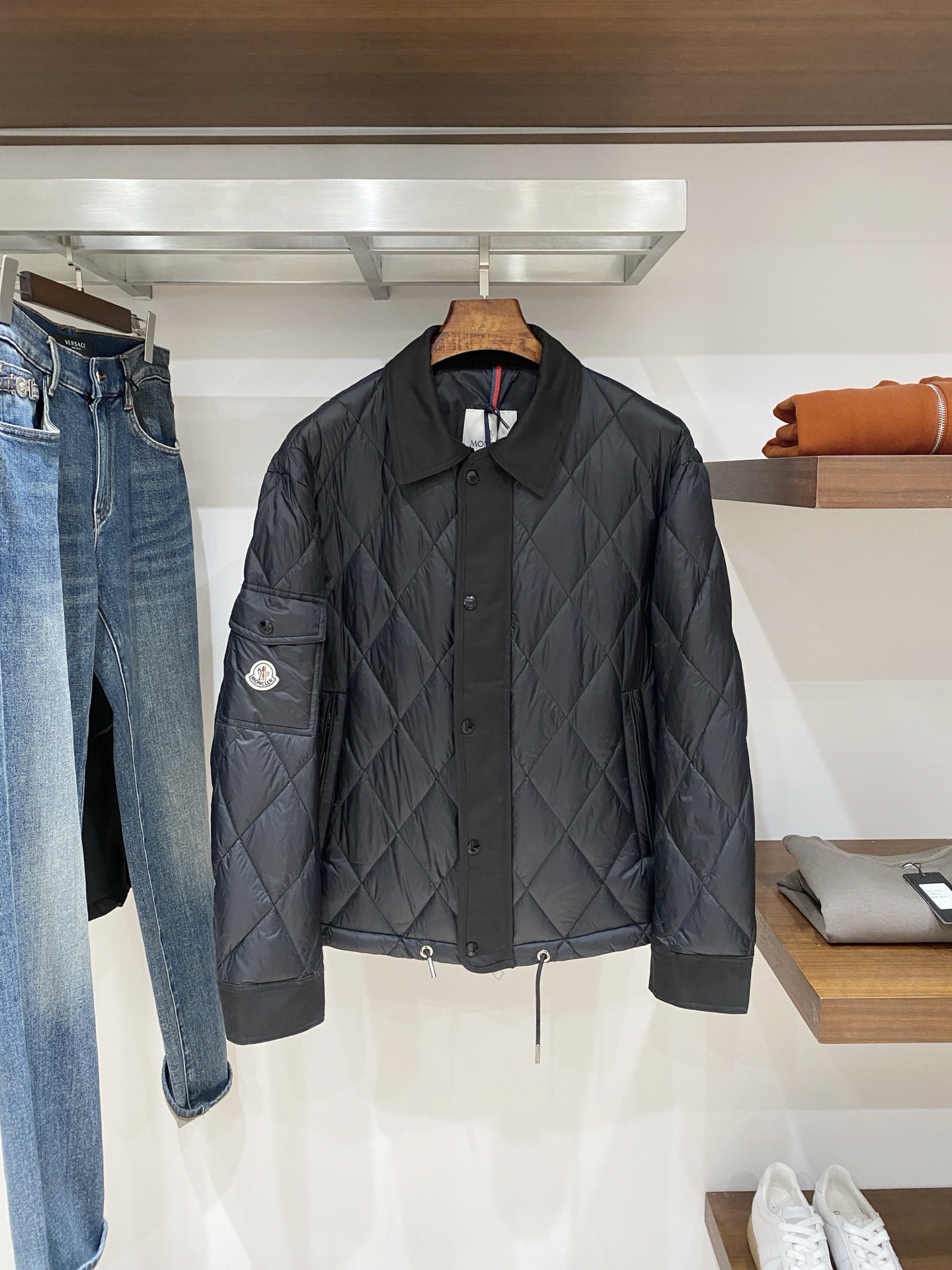 NO:645010,Covered mouth, the latest 2025 men's lightweight down jacket, the fabric is soft and comfortable.  The upper body shape is awesome.  zipper.  The accessories are all custom-supplied and imported fabrics, which are light and comfortable, warm and stylish, simple and elegant!  Lightweight and warm, the best choice to keep out the cold in autumn and winter. Size M-3XL. Buy now. Buy now. Moncler, jackets & coats, down jacket, alexander wang19860909蒙口、2025最新款男士轻薄羽绒夹克、面料柔软舒适 ．上身版型超赞 ．拉链．辅料都是客供 、进口面料,轻便舒适,保暖有型、简单大方款式！轻便保暖、秋冬御寒的最佳选择 码数M-3XL  立即抢购 立即抢购,,Moncler,jackets & coats,down jacket,alexander wang,Men's clothing