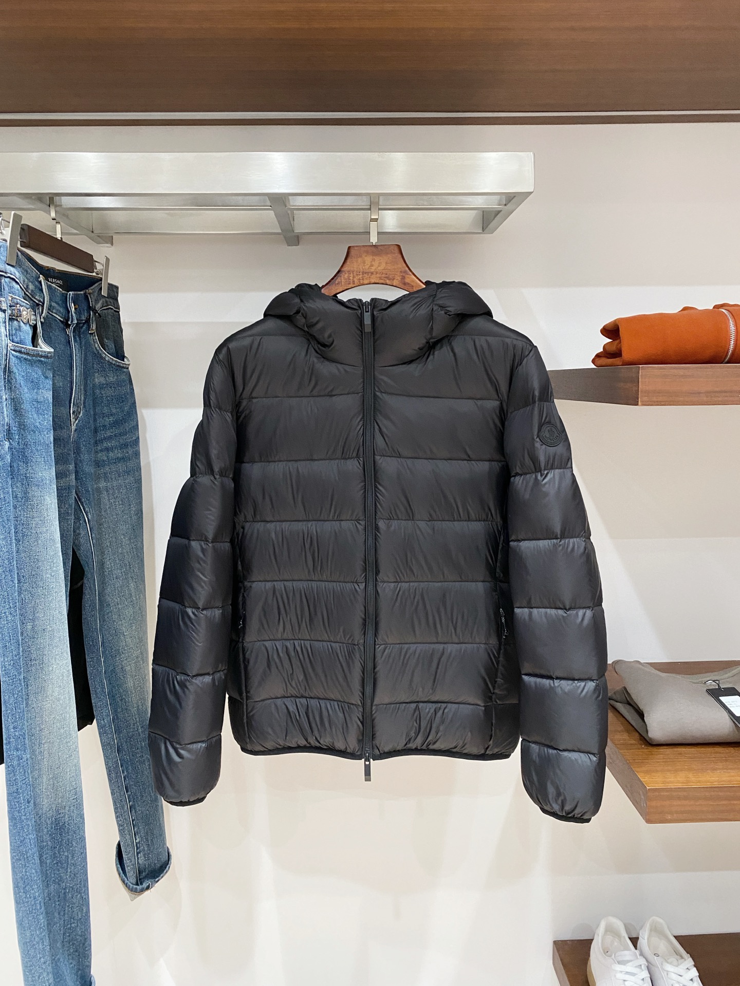 NO:645012,Meng Mouth, the latest 2025 men's lightweight down jacket, the fabric is soft and comfortable.  The upper body shape is awesome.  zipper.  The accessories are all custom-supplied and imported fabrics, which are light and comfortable, warm and stylish, simple and elegant!  Lightweight and warm, the best choice to keep out the cold in autumn and winter. Size M-3XL. Buy now,,Moncler,down jacket,alexander wang19860909蒙口、2025最新款男士轻薄羽绒服、面料柔软舒适 ．上身版型超赞 ．拉链．辅料都是客供 、进口面料,轻便舒适,保暖有型、简单大方款式！轻便保暖、秋冬御寒的最佳选择 码数M-3XL  立即抢购,,Moncler,down jacket,alexander wang,Men's clothing