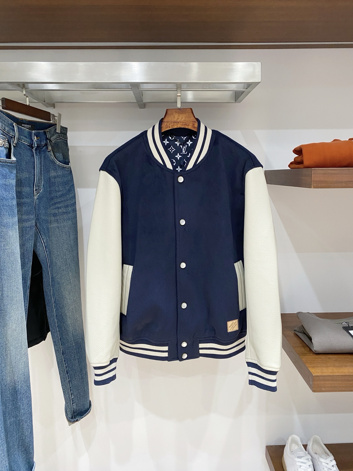 NO:645014,Louis Vuitton, 2025 new jacket, fashionable and handsome, simple and versatile, with letter logo embroidered on the bottom, customized original fabric, not only stiff and keeping the trendy silhouette, but also comfortable to wear, the yarn is more delicate, size S-XL, buy now,, louis vuitton, jackets & coats, jackets & coats, alexander wang19860909路易威登、2025新品夹克外套,时尚帅气,简约百搭款,衣下刺绣装饰字母logo,定制原版面料,不仅挺括,保持潮流的廓形,又穿着舒适,纱织更细腻,码数S-XL  立即抢购,,louis vuitton,jackets & coats,jackets & coats,alexander wang,Men's clothing