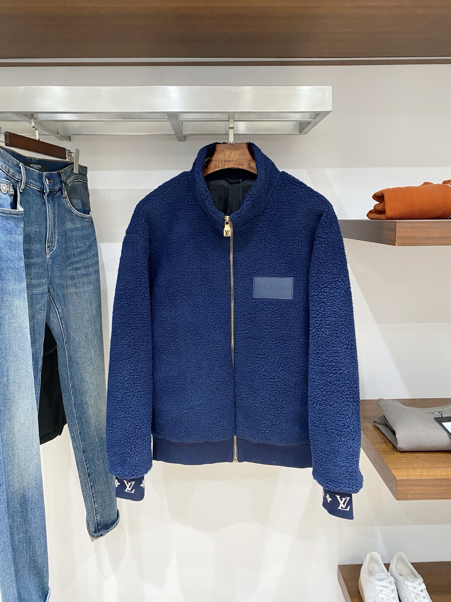 NO:645016,Louis Vuitton, 2025 new sheep fleece jacket, fashionable and handsome, simple and versatile, with letter logo embroidered on the chest, customized original fabric, not only stiff and keeping the trendy silhouette, but also comfortable to wear, the yarn is more delicate, size S-XL, buy now,, louis vuitton, jackets & coats, jackets & coats, alexander wang19860909路易威登、2025新品羊遮绒夹克外套,时尚帅气,简约百搭款,胸前刺绣装饰字母logo,定制原版面料,不仅挺括,保持潮流的廓形,又穿着舒适,纱织更细腻,码数S-XL 立即抢购,,louis vuitton,jackets & coats,jackets & coats,alexander wang,Men's clothing