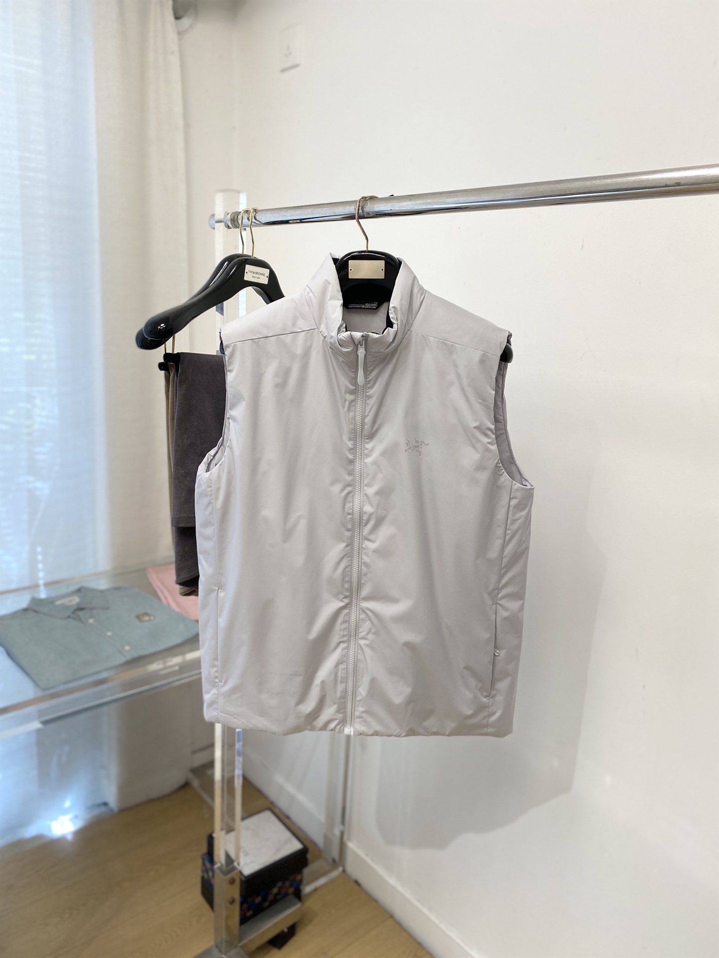 NO:622427,Arc'teryx, the latest 2025 men's cotton vest jacket, the fabric is soft and comfortable.  The upper body shape is awesome.  zipper.  The accessories are all custom-supplied and imported fabrics, which are light and comfortable, warm and stylish, simple and elegant!  Lightweight and warm, the best choice to keep out the cold in autumn and winter. Size M-3XL,arc'teryx,jackets & coats,alexander wang19860909始祖鸟、2025最新款男士棉服马甲夹克、面料柔软舒适 ．上身版型超赞 ．拉链．辅料都是客供 、进口面料,轻便舒适,保暖有型、简单大方款式！轻便保暖、秋冬御寒的最佳选择 码数M-3XL,arc'teryx,jackets & coats,alexander wang,Men's clothing