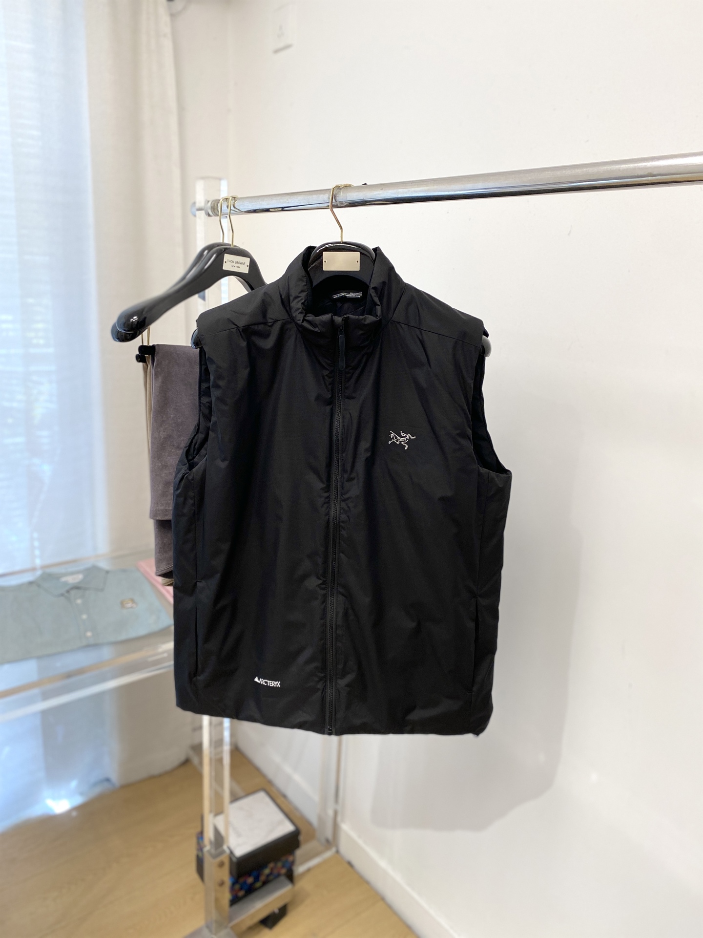 NO:622421,Arc'teryx, the latest 2025 men's cotton-padded vest jacket, the fabric is soft and comfortable.  The upper body shape is awesome.  zipper.  The accessories are all custom-supplied and imported fabrics, which are light and comfortable, warm and stylish, simple and elegant!  Lightweight and warm, the best choice to keep out the cold in autumn and winter. Size M-3XL,arc'teryx,jackets & coats,alexander wang19860909始祖鸟、2025最新款男棉服马甲夹克、面料柔软舒适 ．上身版型超赞 ．拉链．辅料都是客供 、进口面料,轻便舒适,保暖有型、简单大方款式！轻便保暖、秋冬御寒的最佳选择 码数M-3XL,arc'teryx,jackets & coats,alexander wang,Men's clothing