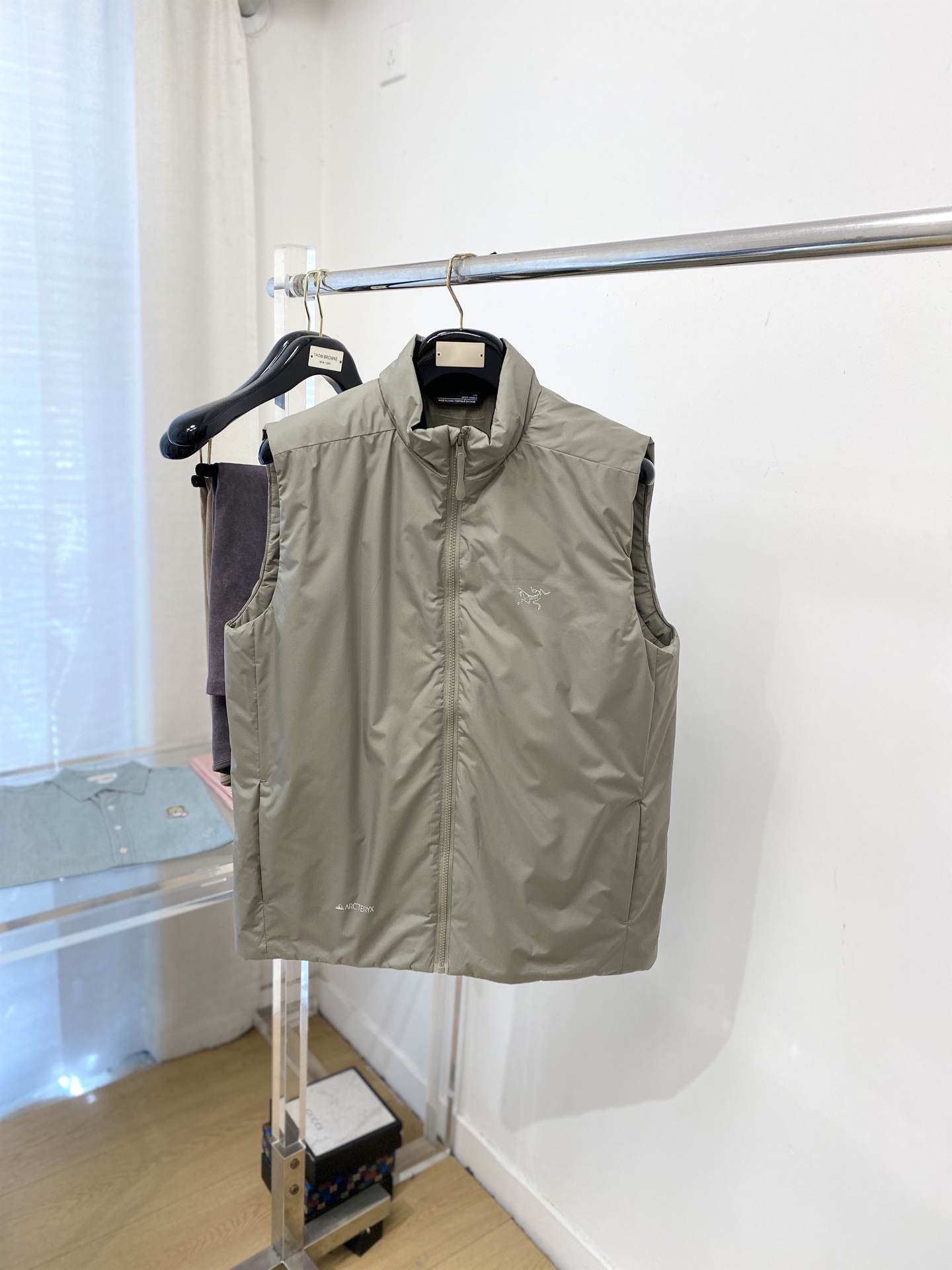 NO:622415,Arc'teryx, the latest 2025 men's cotton vest jacket, the fabric is soft and comfortable.  The upper body shape is awesome.  zipper.  The accessories are all custom-supplied and imported fabrics, which are light and comfortable, warm and stylish, simple and elegant!  Lightweight and warm, the best choice to keep out the cold in autumn and winter. Size M-3XL,arc'teryx,jackets & coats,alexander wang19860909始祖鸟、2025最新款男士棉服马甲夹克、面料柔软舒适 ．上身版型超赞 ．拉链．辅料都是客供 、进口面料,轻便舒适,保暖有型、简单大方款式！轻便保暖、秋冬御寒的最佳选择 码数M-3XL,arc'teryx,jackets & coats,alexander wang,Men's clothing