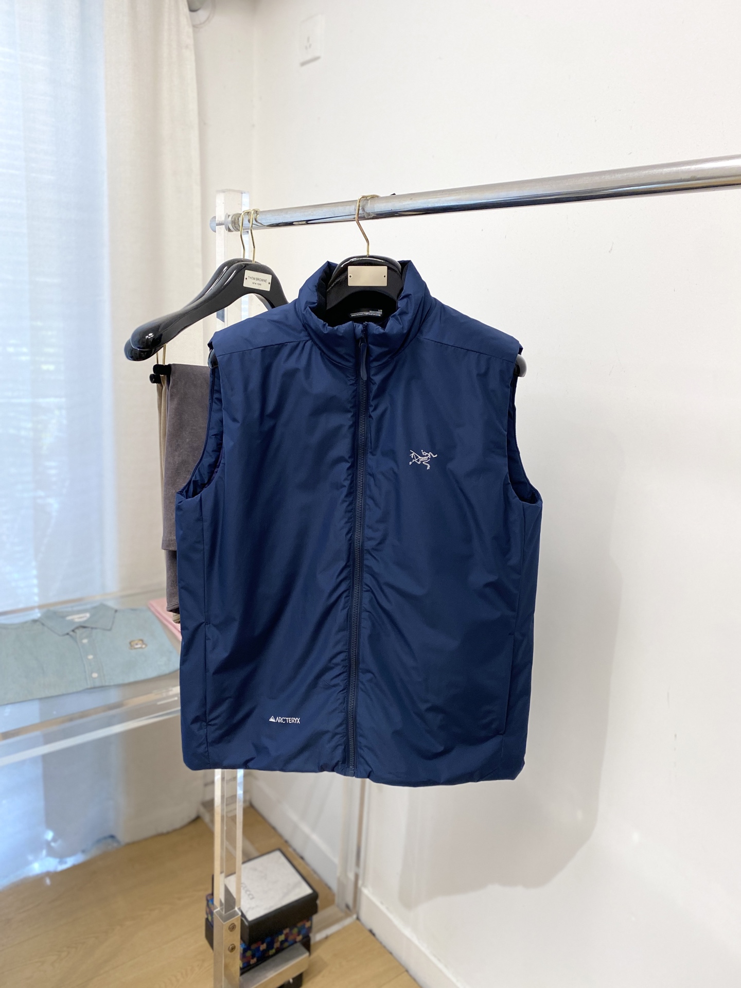 NO:622409,Arc'teryx, the latest 2025 men's lightweight cotton vest jacket, the fabric is soft and comfortable.  The upper body shape is awesome.  zipper.  The accessories are all custom-supplied and imported fabrics, which are light and comfortable, warm and stylish, simple and elegant!  Lightweight and warm, the best choice to keep out the cold in autumn and winter. Size M-3XL,arc'teryx,jackets & coats,alexander wang19860909始祖鸟、2025最新款男士轻薄棉服马甲夹克、面料柔软舒适 ．上身版型超赞 ．拉链．辅料都是客供 、进口面料,轻便舒适,保暖有型、简单大方款式！轻便保暖、秋冬御寒的最佳选择 码数M-3XL,arc'teryx,jackets & coats,alexander wang,Men's clothing