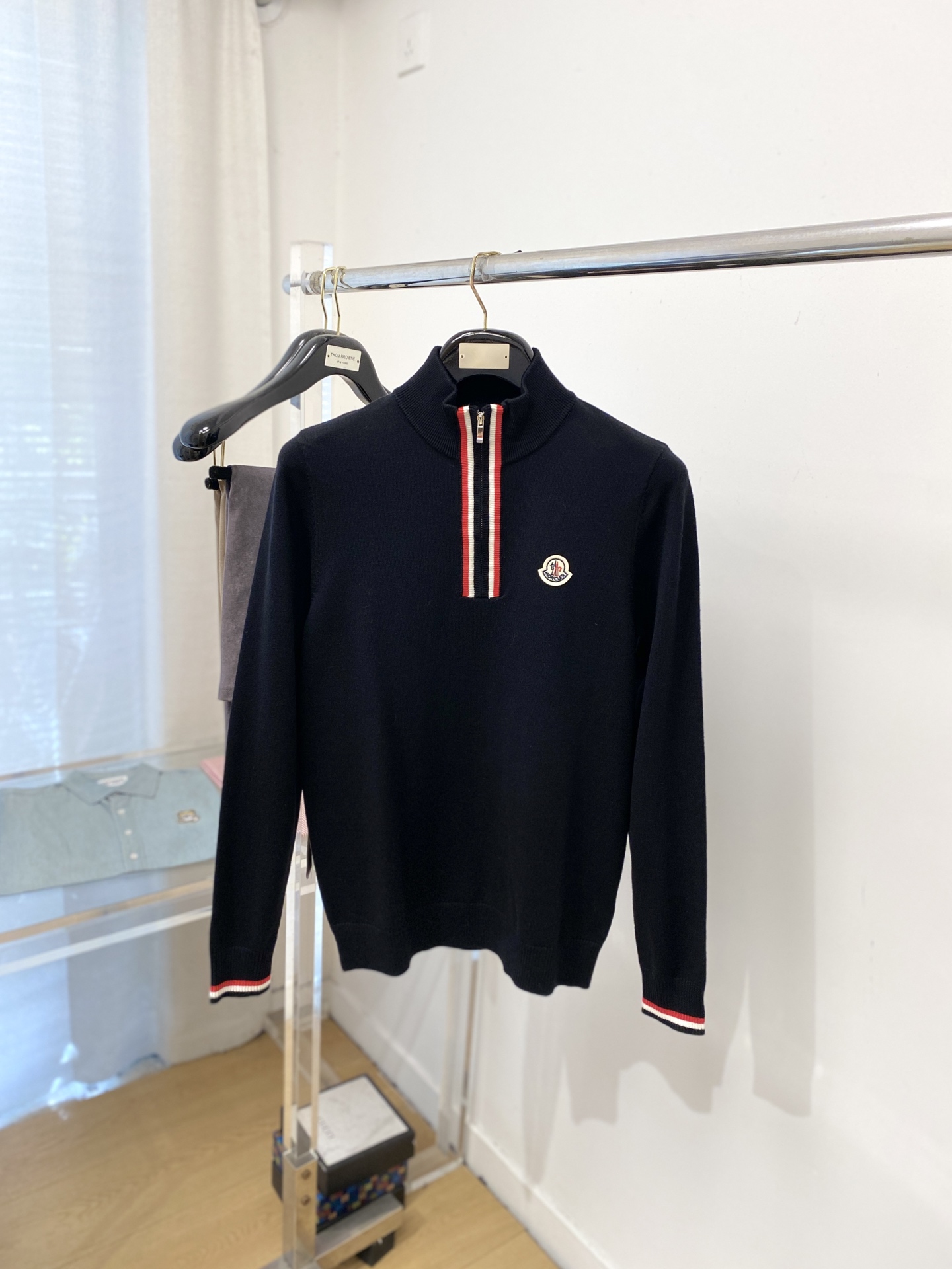 NO:622403,Meng Mouth, 2025 new wool sweater has a delicate and soft feel, which can be directly in contact with the skin, allowing the warm yarn to change into a delicate texture. The top-notch craftsmanship is very distinctive and colorful, and the style is simple, elegant and exquisite. The three-dimensional tailoring design makes the entire sweater upper body full of youthful vitality and vitality. It is recommended to be a must-have for autumn and winter. Sizes M-3XL, Moncler, sweaters, alexander wang19860909蒙口、2025新品羊毛衣 具有手感细腻柔软,可直接与肌肤接触,让暖心的纱线变化出细腻的质感,顶级工艺极具特色出彩,款式简约大方精美 立体剪裁的版型设计,让整款毛衣上身尽显青春活力和朝气,推荐款秋冬季穿搭必备.尺码M-3XL,,Moncler,sweaters,alexander wang,Men's clothing