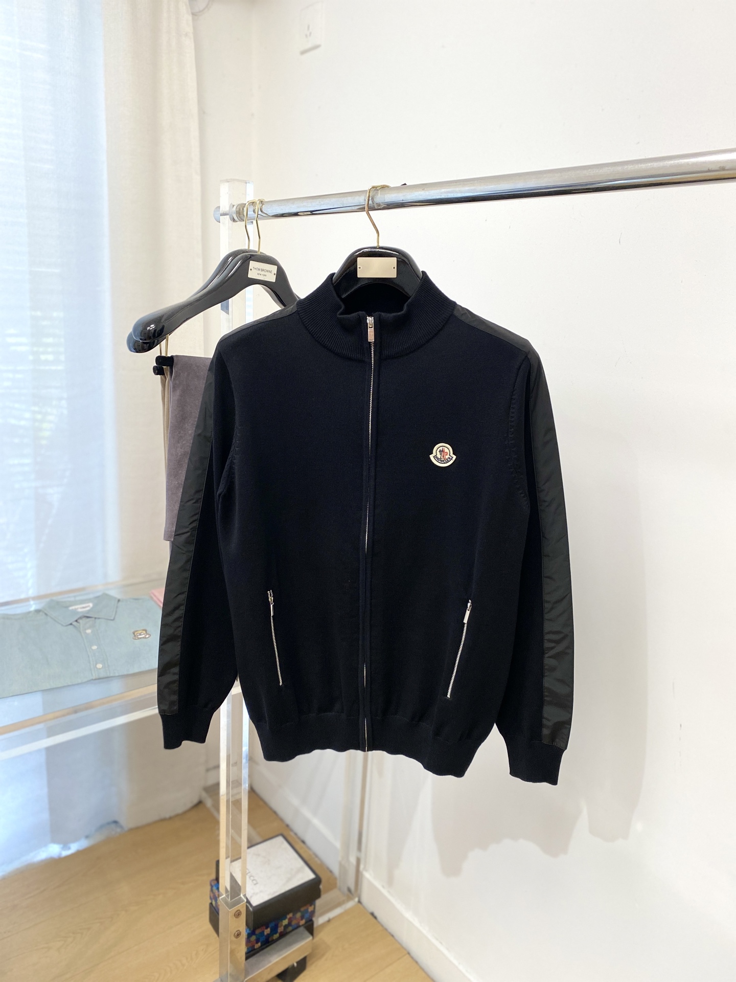 NO:622437,Moncler, 2025 new jacket, fashionable and handsome, simple and versatile, embroidered logo on the chest, customized original fabric, not only stiff and maintain the trendy silhouette, but also comfortable to wear, the yarn is more delicate, size M-3XL,,Moncler,jackets & coats,jackets & coats,alexander wang19860909蒙口、2025新品夹克外套,时尚帅气,简约百搭款,胸前刺绣装饰图案logo,定制原版面料,不仅挺括,保持潮流的廓形,又穿着舒适,纱织更细腻,码数M-3XL,,Moncler,jackets & coats,jackets & coats,alexander wang,Men's clothing