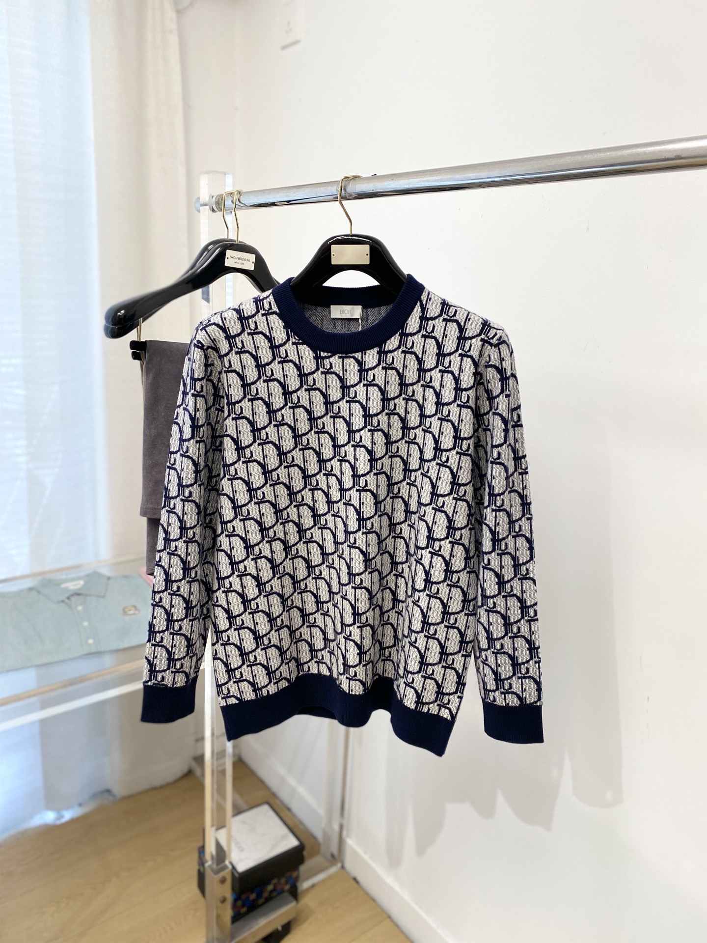 NO:622397,Dior, 2025 new wool sweater has a delicate and soft feel, which can be directly in contact with the skin, allowing the warm yarn to change into a delicate texture. The top-notch craftsmanship is very distinctive and colorful, and the style is simple, elegant and exquisite. The three-dimensional tailoring design makes the entire sweater upper body full of youthful vitality and vitality. It is recommended to be a must-have for autumn and winter. Sizes M-3XL, dior, sweaters, alexander wang19860909迪奥、2025新品羊毛衣 具有手感细腻柔软,可直接与肌肤接触,让暖心的纱线变化出细腻的质感,顶级工艺极具特色出彩,款式简约大方精美 立体剪裁的版型设计,让整款毛衣上身尽显青春活力和朝气,推荐款秋冬季穿搭必备.尺码M-3XL,,dior,sweaters,alexander wang,Men's clothing